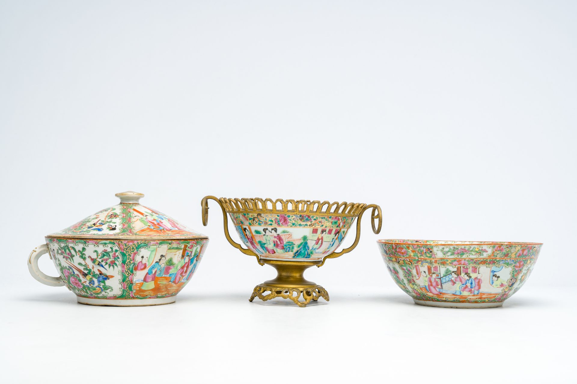 A varied collection of Chinese Canton famille rose porcelain with palace scenes and floral design, 1 - Image 4 of 11