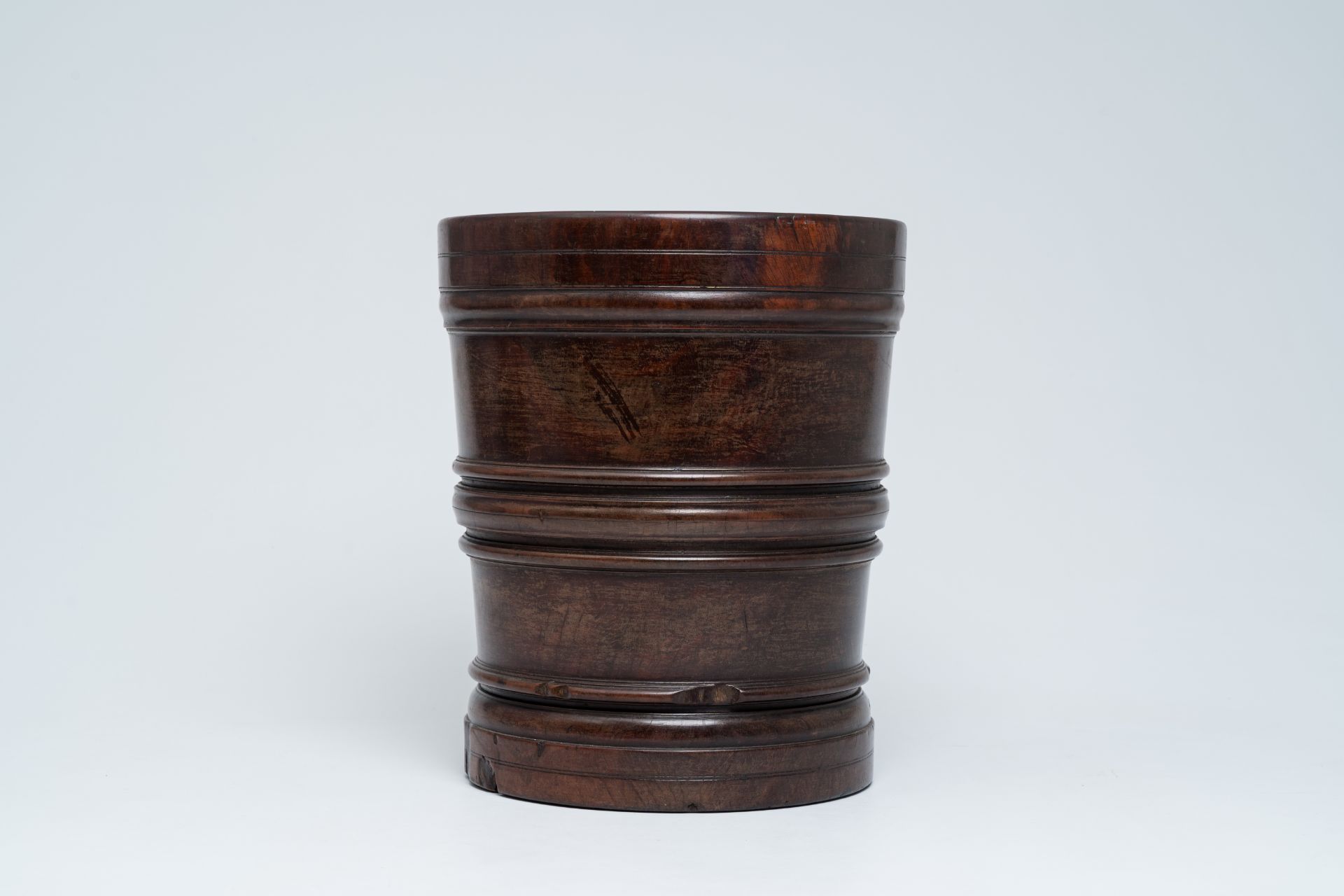 A large English turned wood mortar and pestle, second half 17th C. - Image 4 of 12