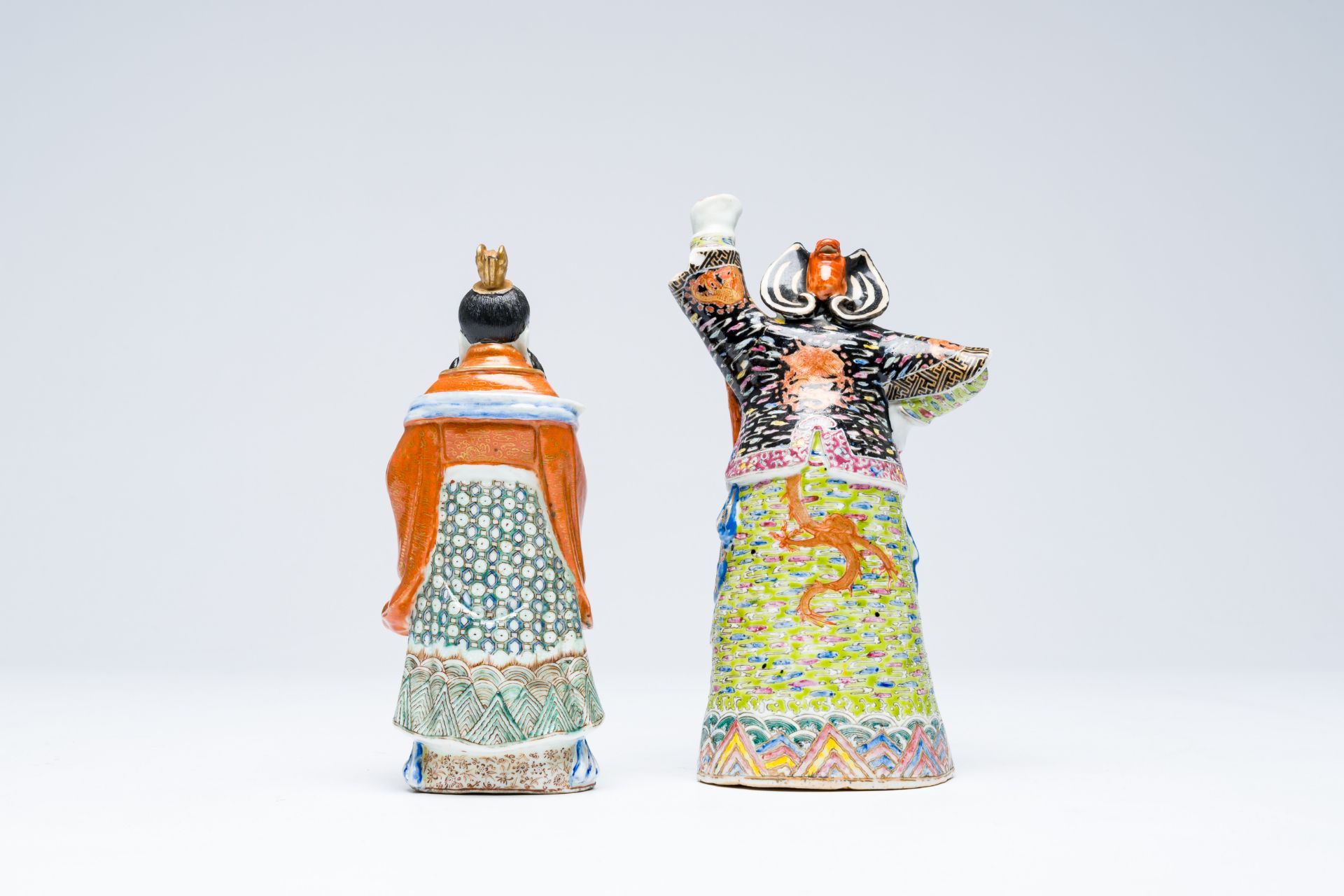 Two Chinese famille rose figures, 19th/20th C. - Bild 4 aus 7