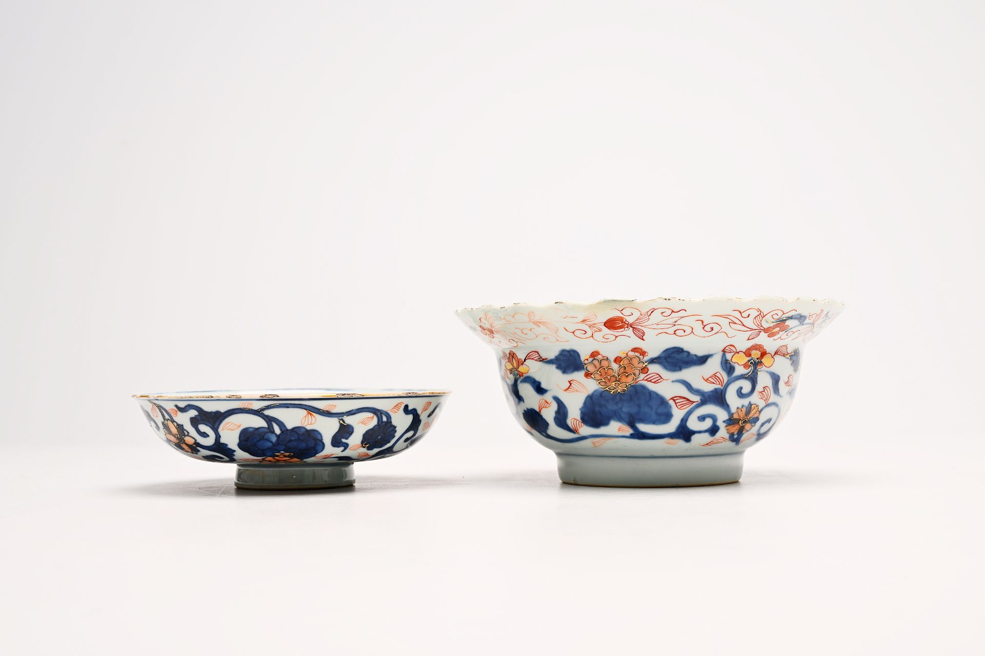 A varied collection of Chinese famille rose, blue, white and Imari style porcelain with landscapes a - Bild 8 aus 10