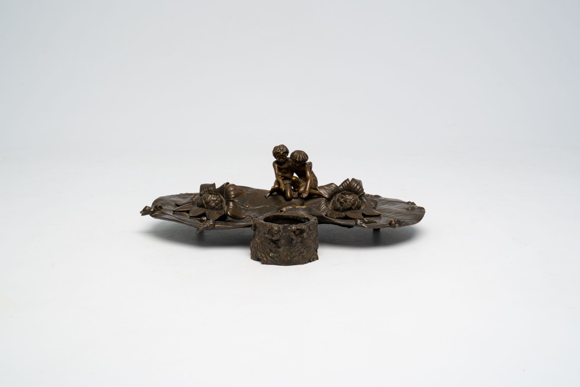 A French bronze Art Nouveau ink well with two children near a pond, ca. 1900 - Image 2 of 7
