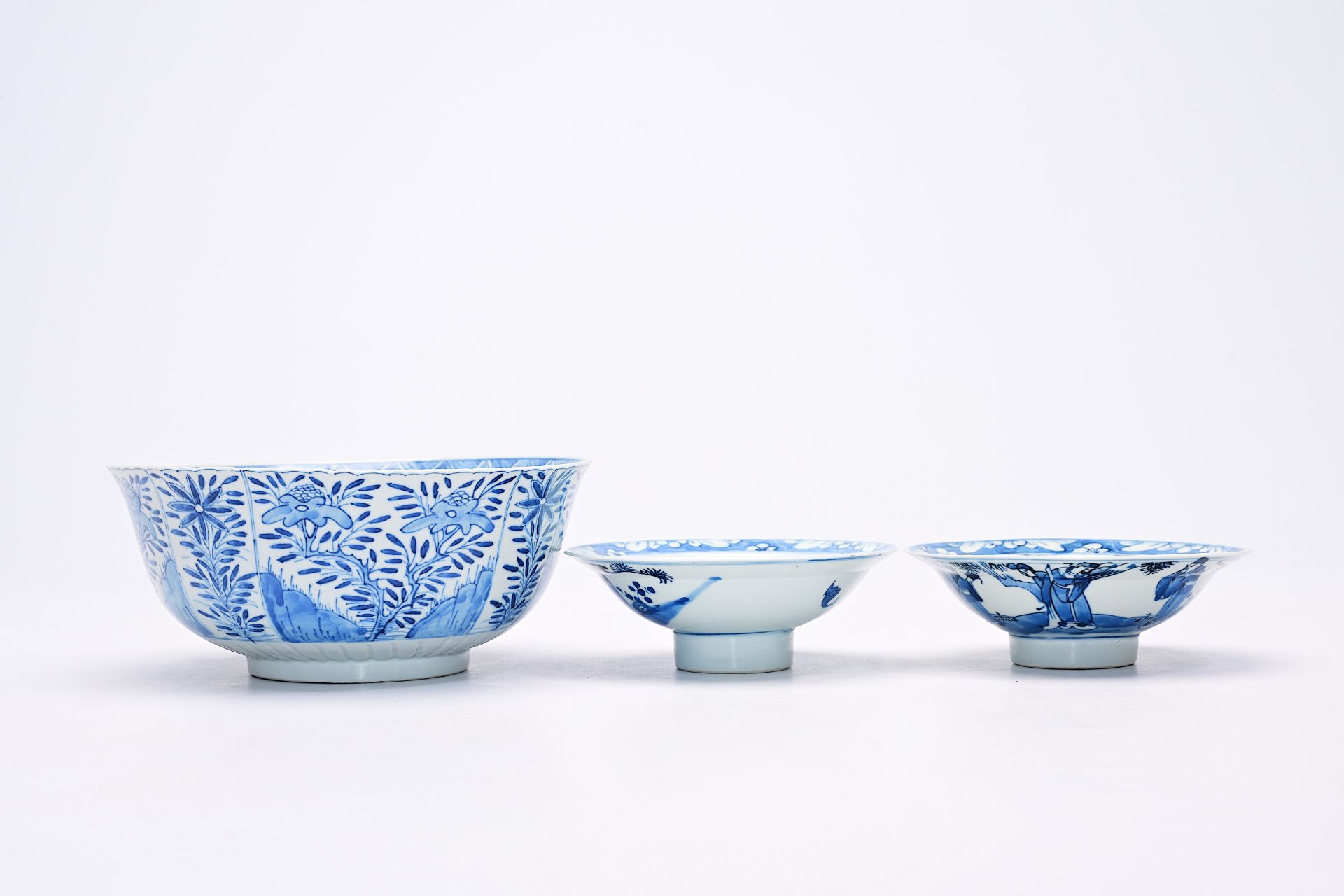 A varied collection of Chinese blue and white porcelain with floral design and figures in a landscap - Bild 4 aus 22