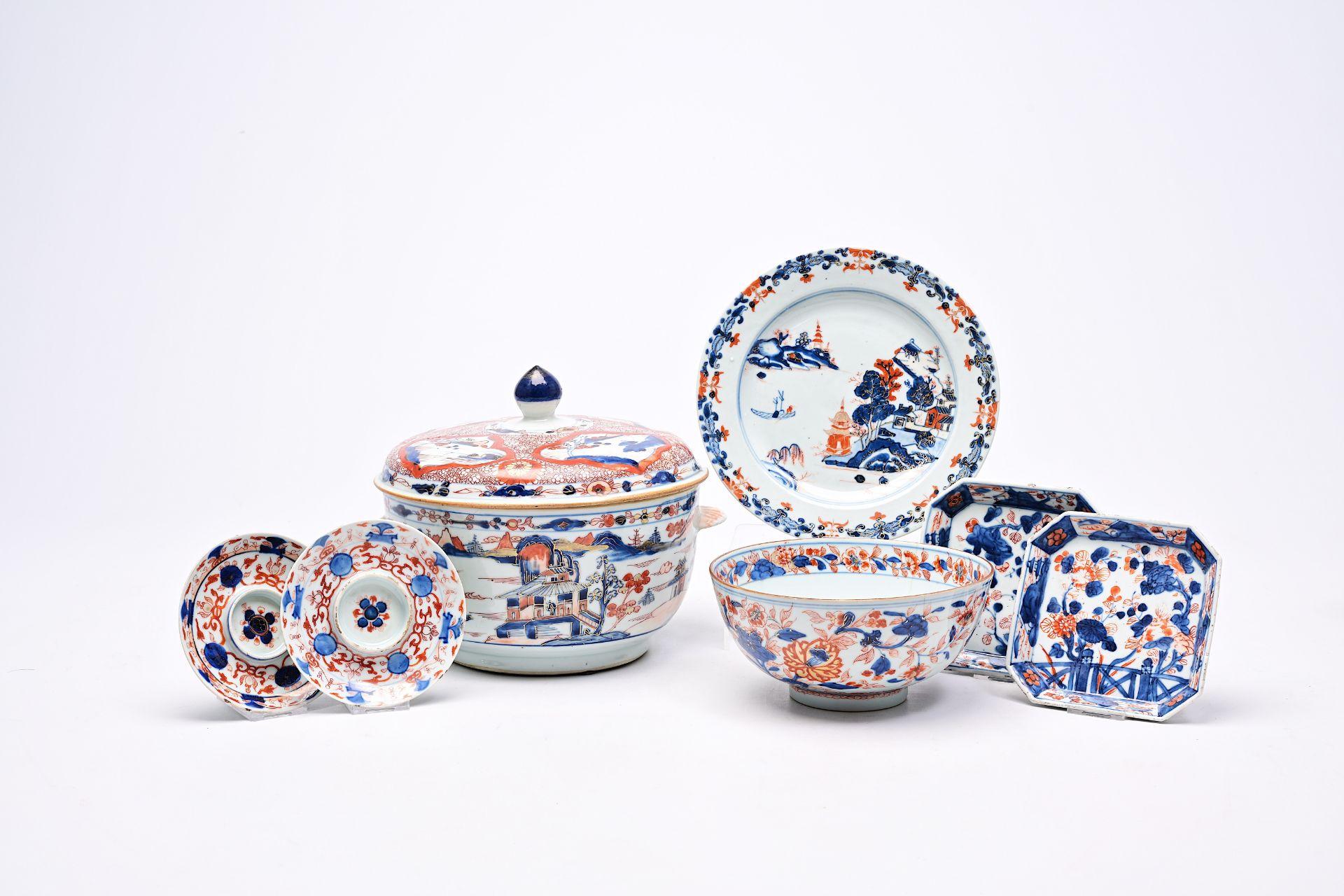 A varied collection of Chinese Imari style porcelain with floral design and landscapes, Kangxi/Qianl