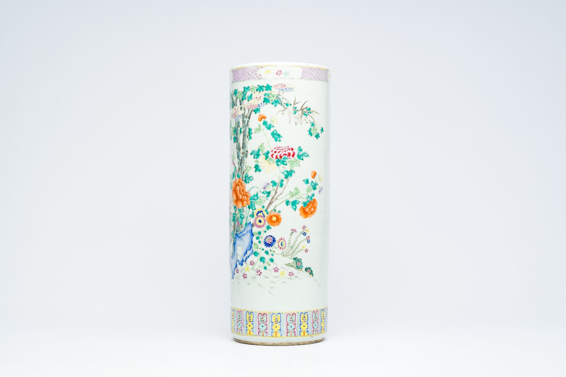 A Chinese cylindrical famille rose vase with birds among blossoming branches, 19th C. - Bild 3 aus 12