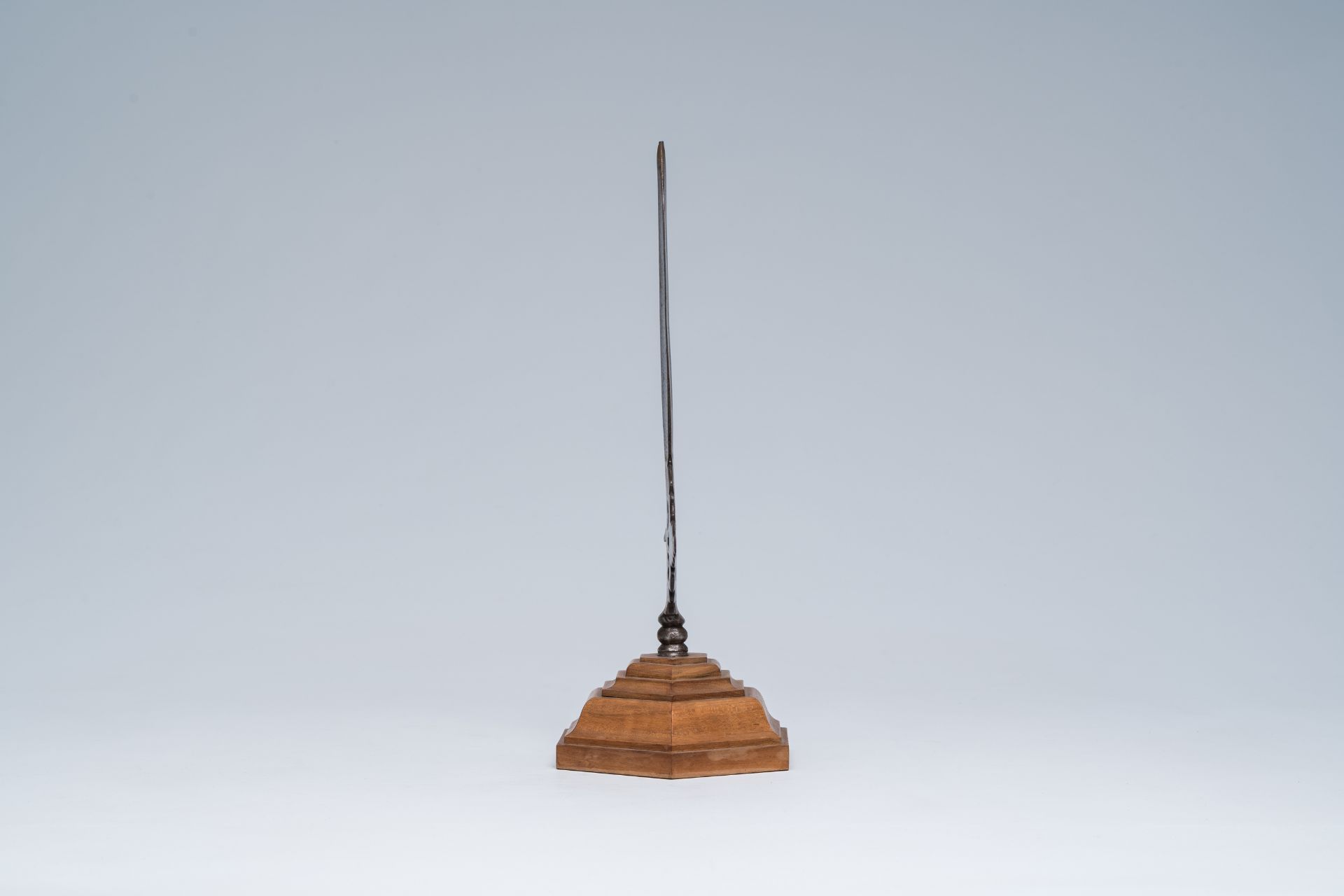 An open worked wrought iron spearhead on a wood stand, 19th C. or earlier - Bild 3 aus 8