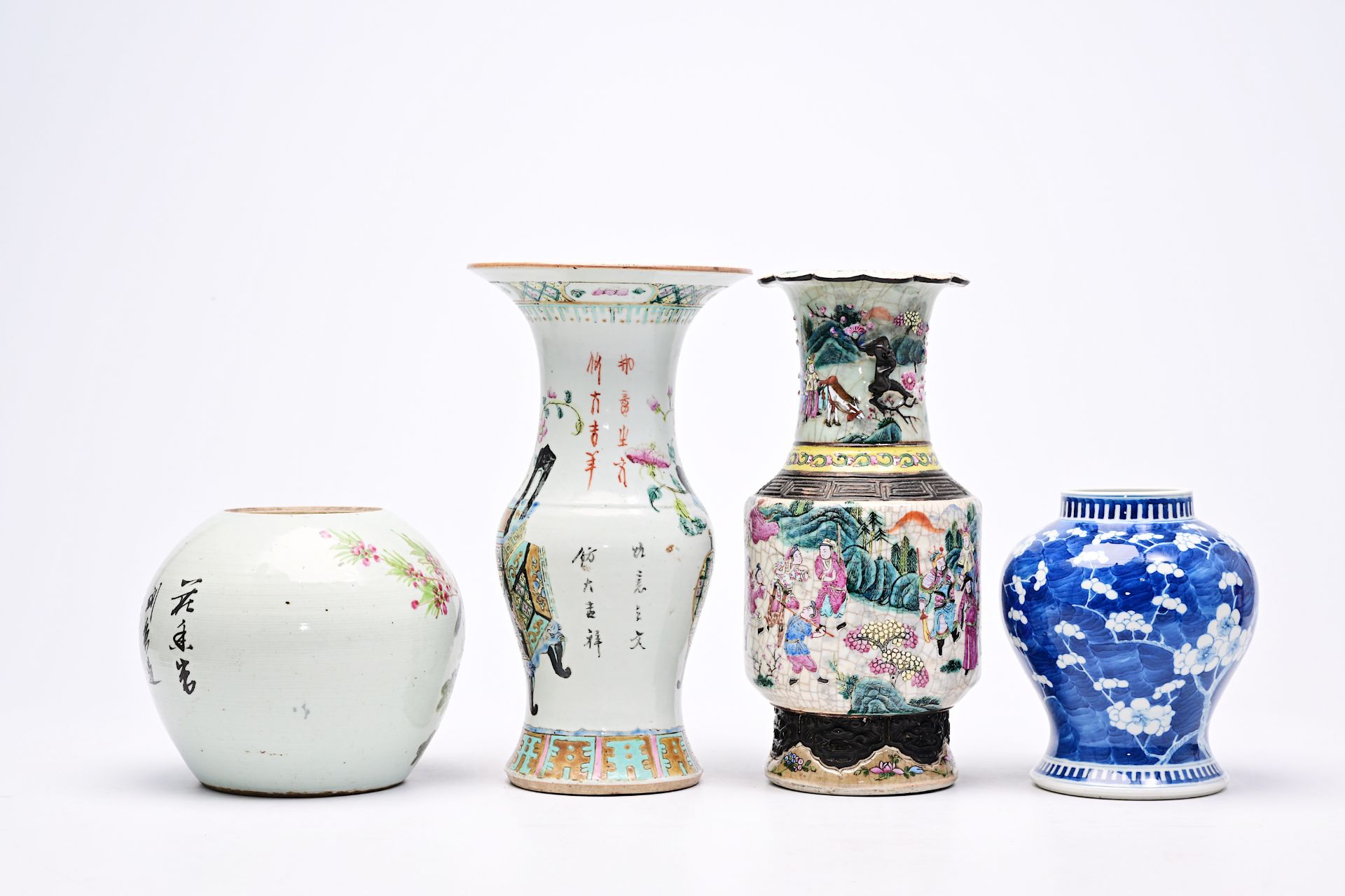 A varied collection of Chinese famille rose, verte and blue and white porcelain, 19th/20th C. - Bild 23 aus 48