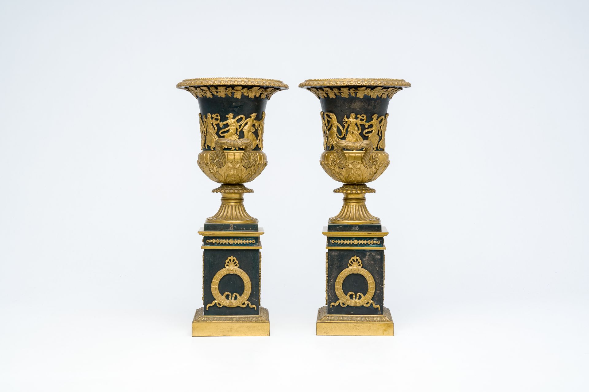 A pair of French patinated and gilt bronze 'Campana' urns in the style of Thomire, 19th/20th C. - Image 3 of 7