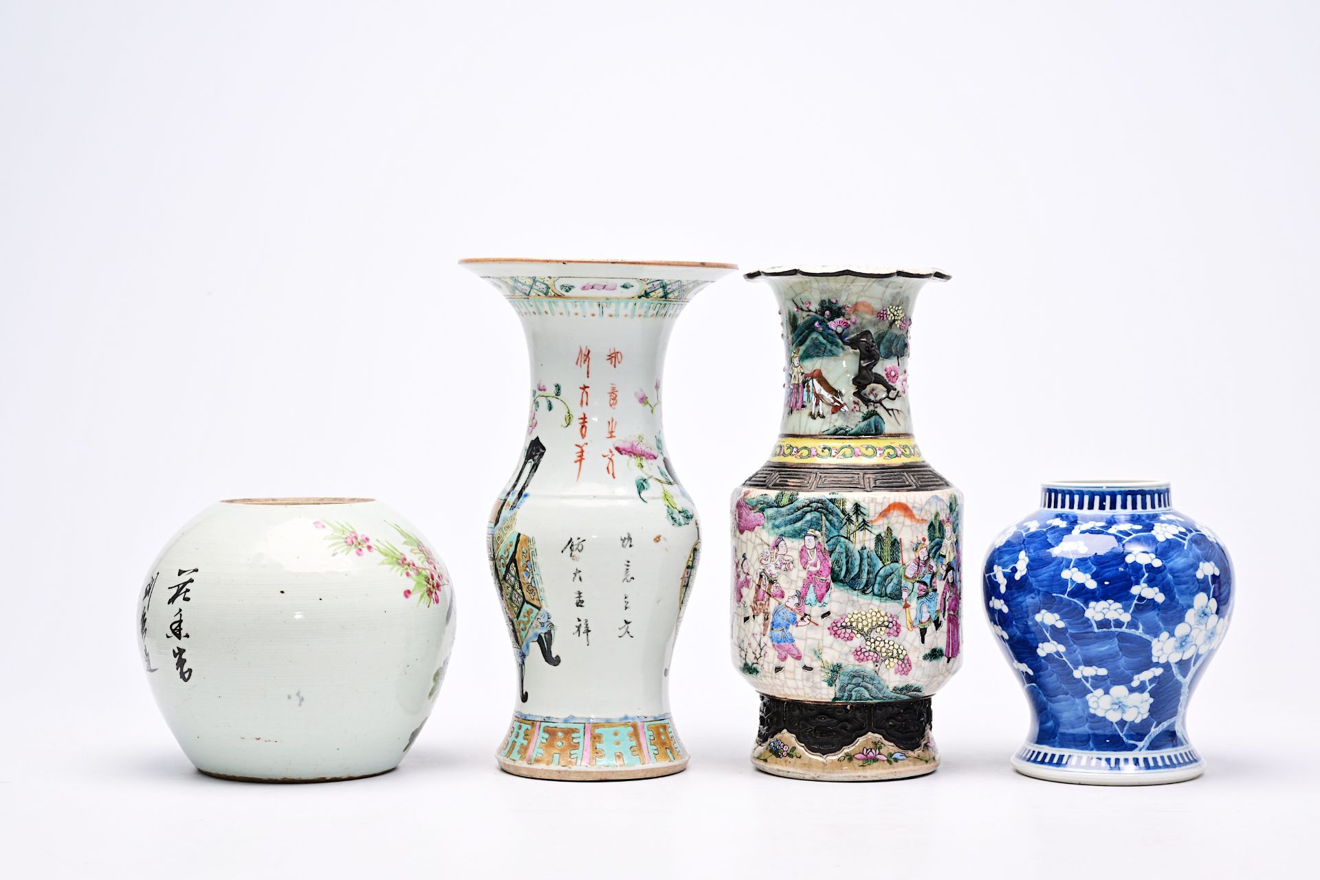 A varied collection of Chinese famille rose, verte and blue and white porcelain, 19th/20th C. - Bild 24 aus 48