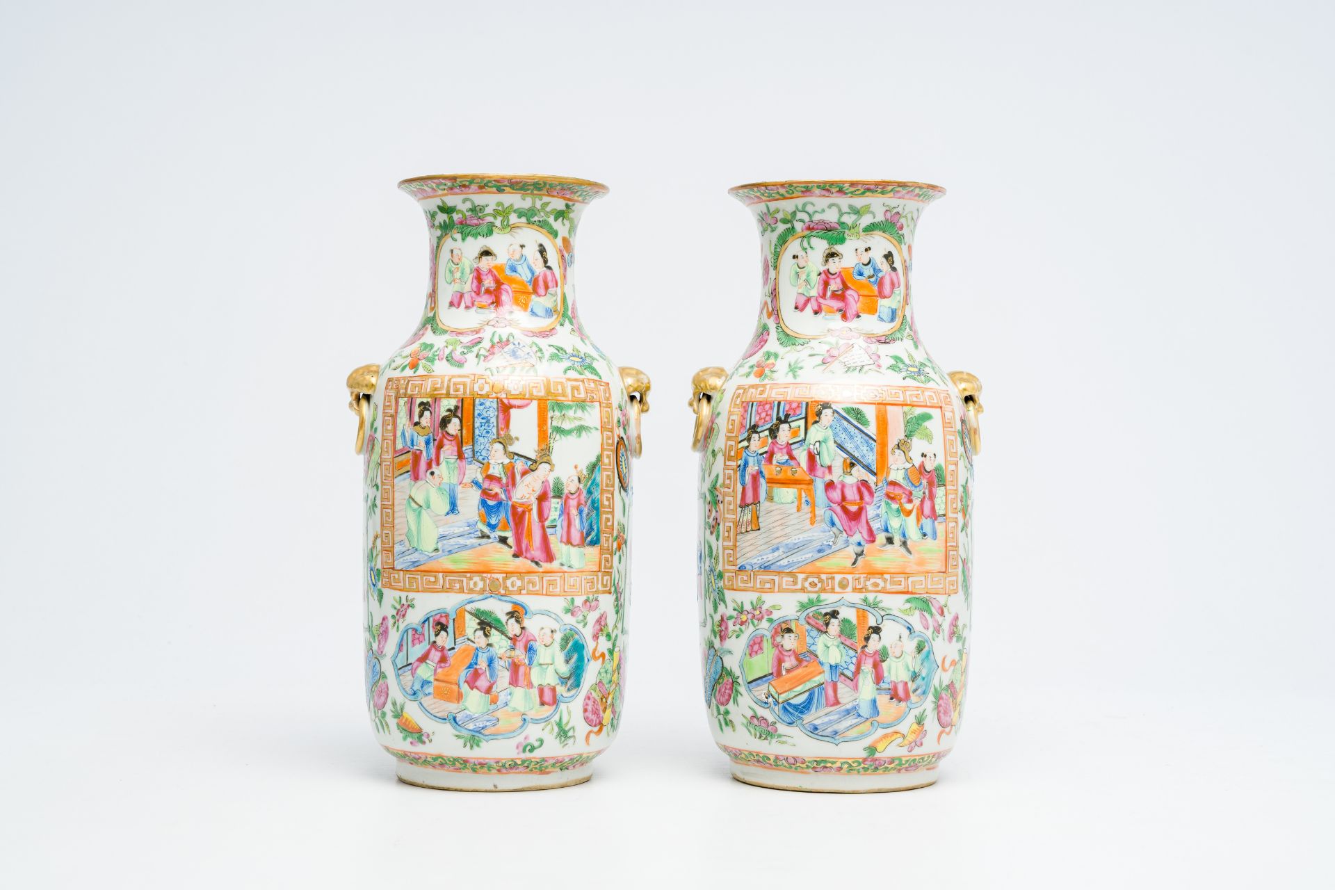 A pair of Chinese Canton famille rose vases with palace scenes and floral design, 19th C. - Bild 3 aus 6