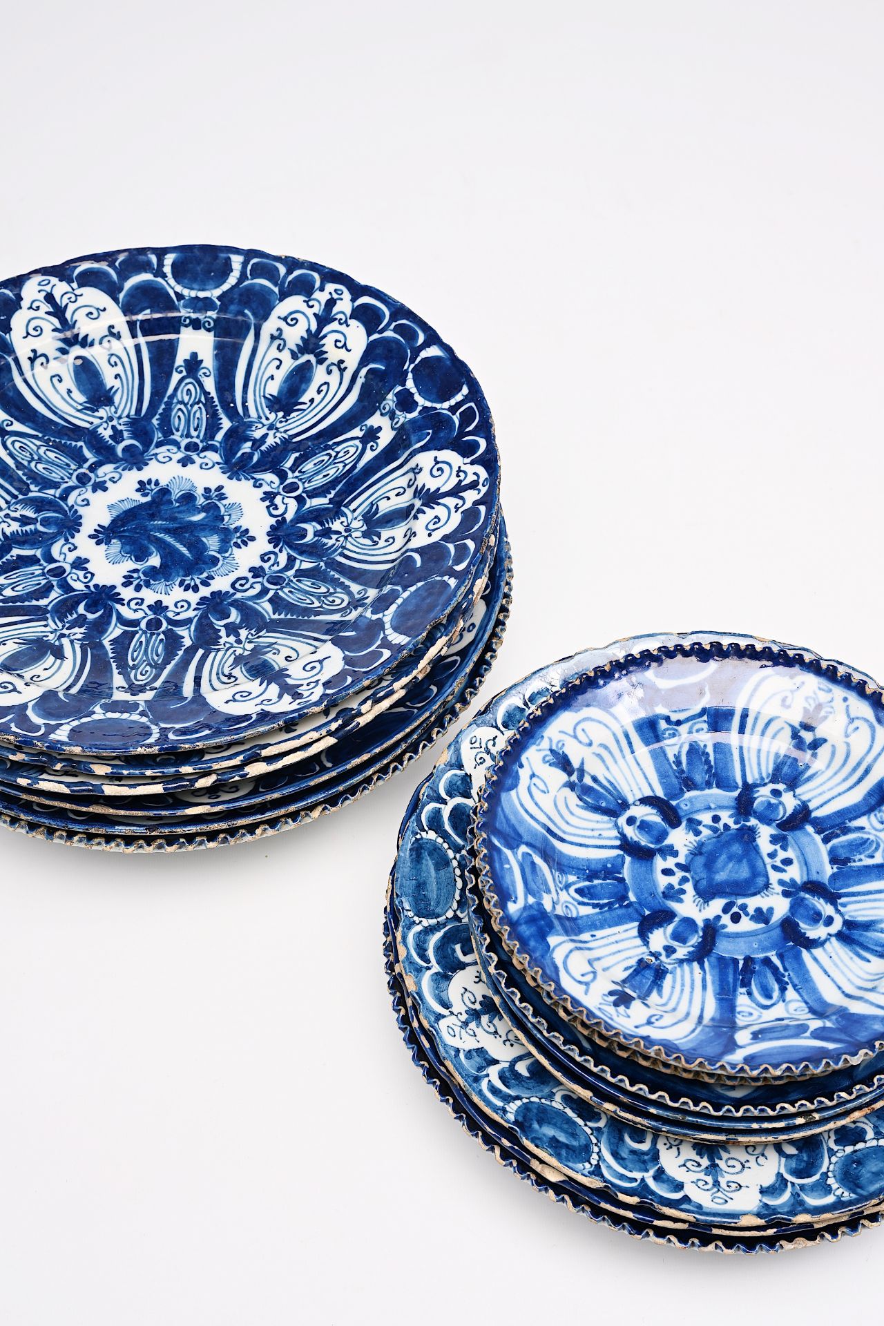 A varied collection of Dutch Delft blue and white plates and dishes with floral design, 18th C. - Bild 8 aus 8