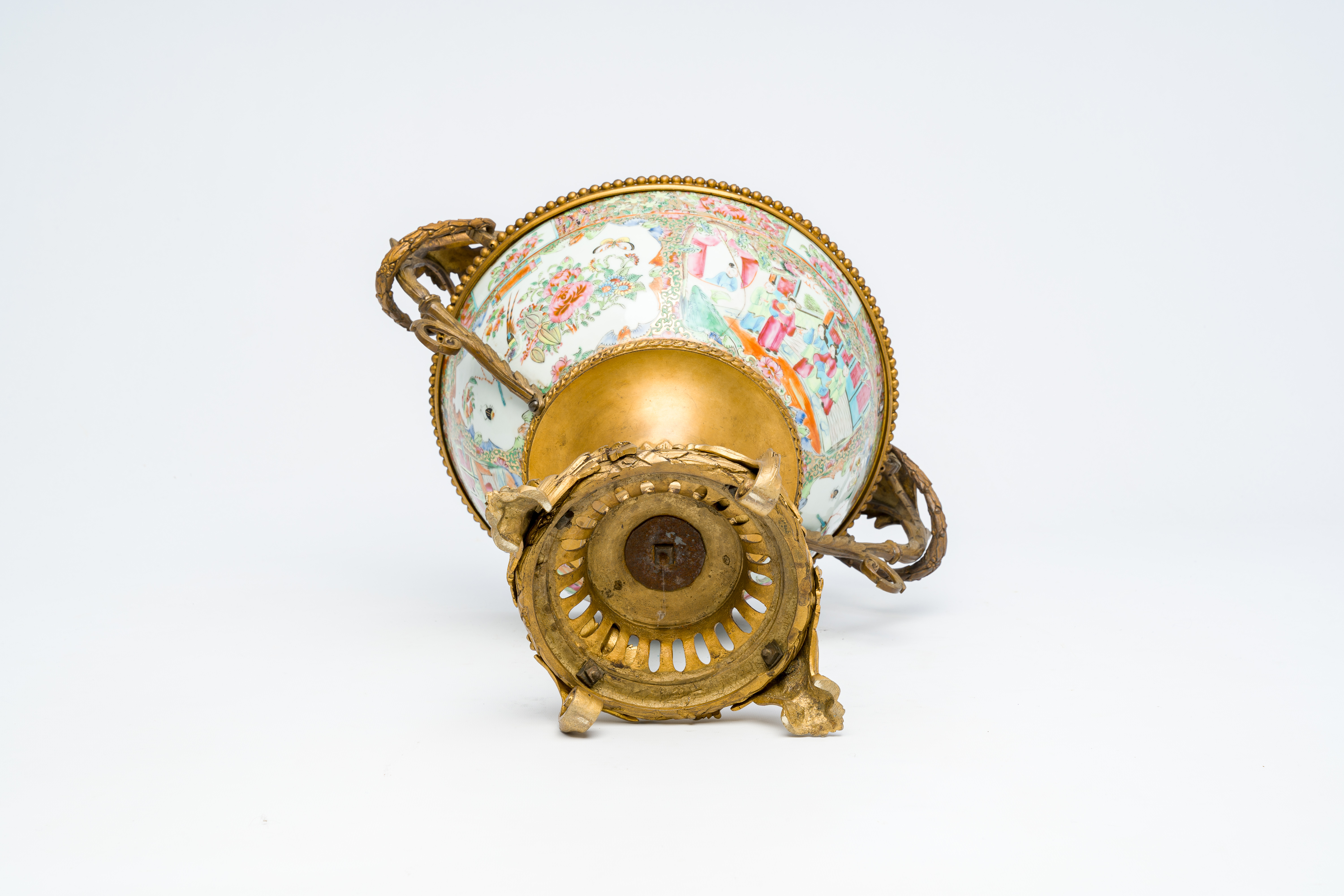 A Chinese Canton famille rose bowl with gilt bronze mounts, 19th C. - Image 7 of 7