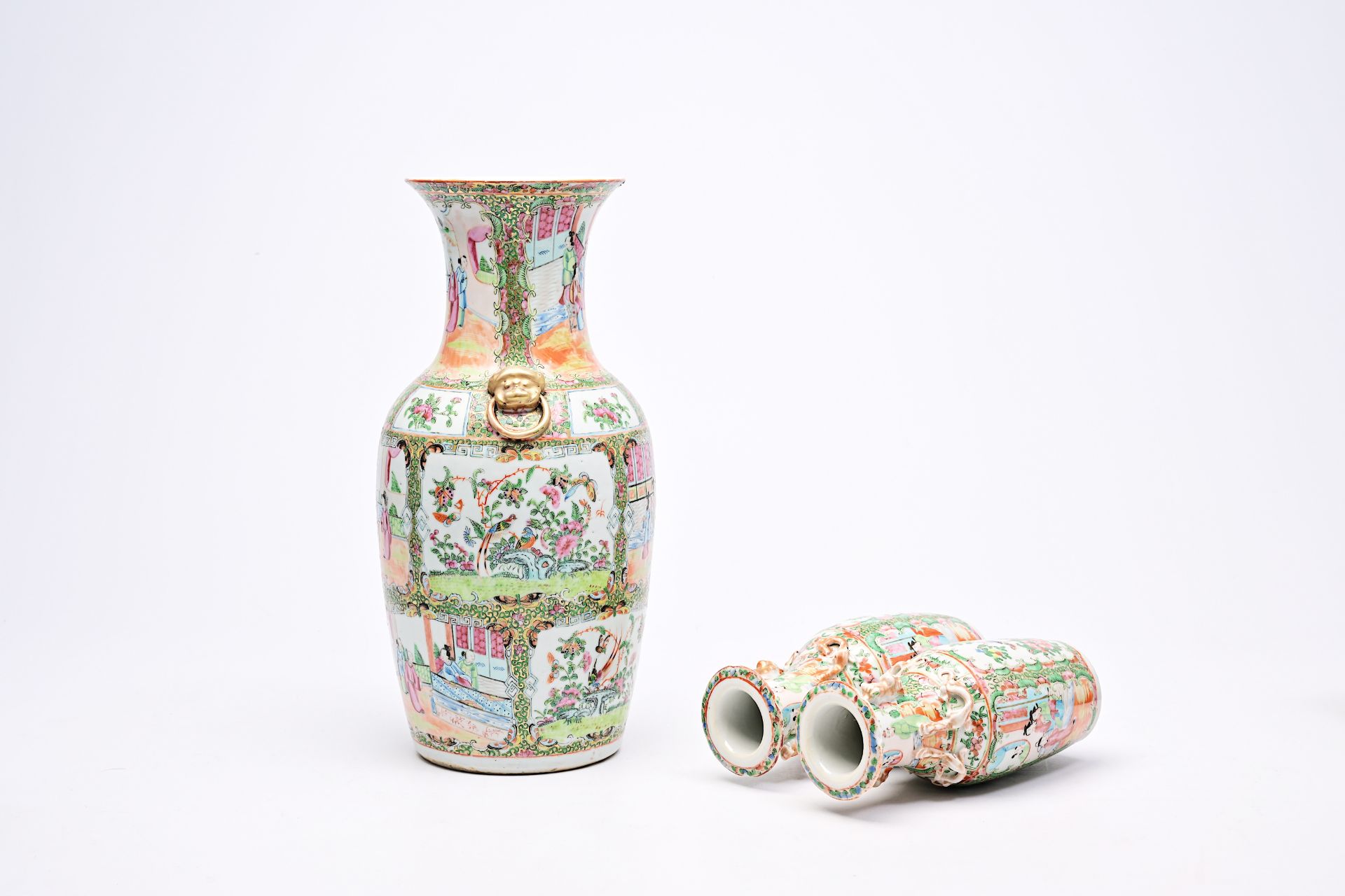 A varied collection of Chinese famille rose, verte and blue and white porcelain, 19th/20th C. - Image 3 of 48