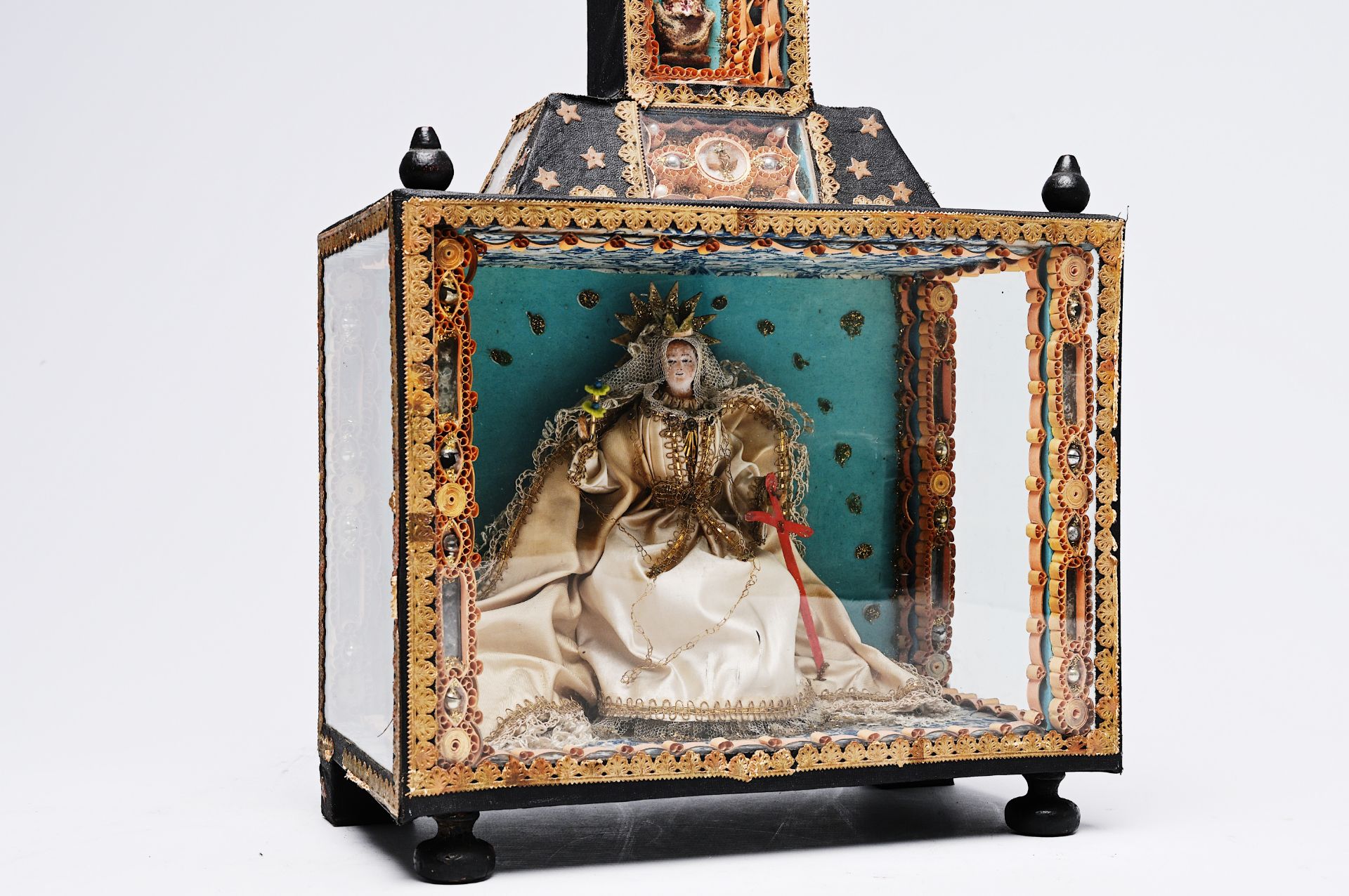 An exceptionally large reliquary of various saints with embroidery, paper filigree and pearls, Fland - Image 5 of 13