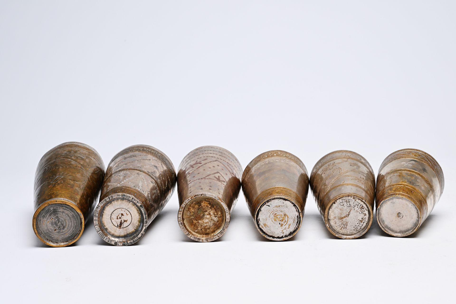 Six engraved brass and pewter cups for lassi, India, first half 20th C. - Bild 5 aus 5