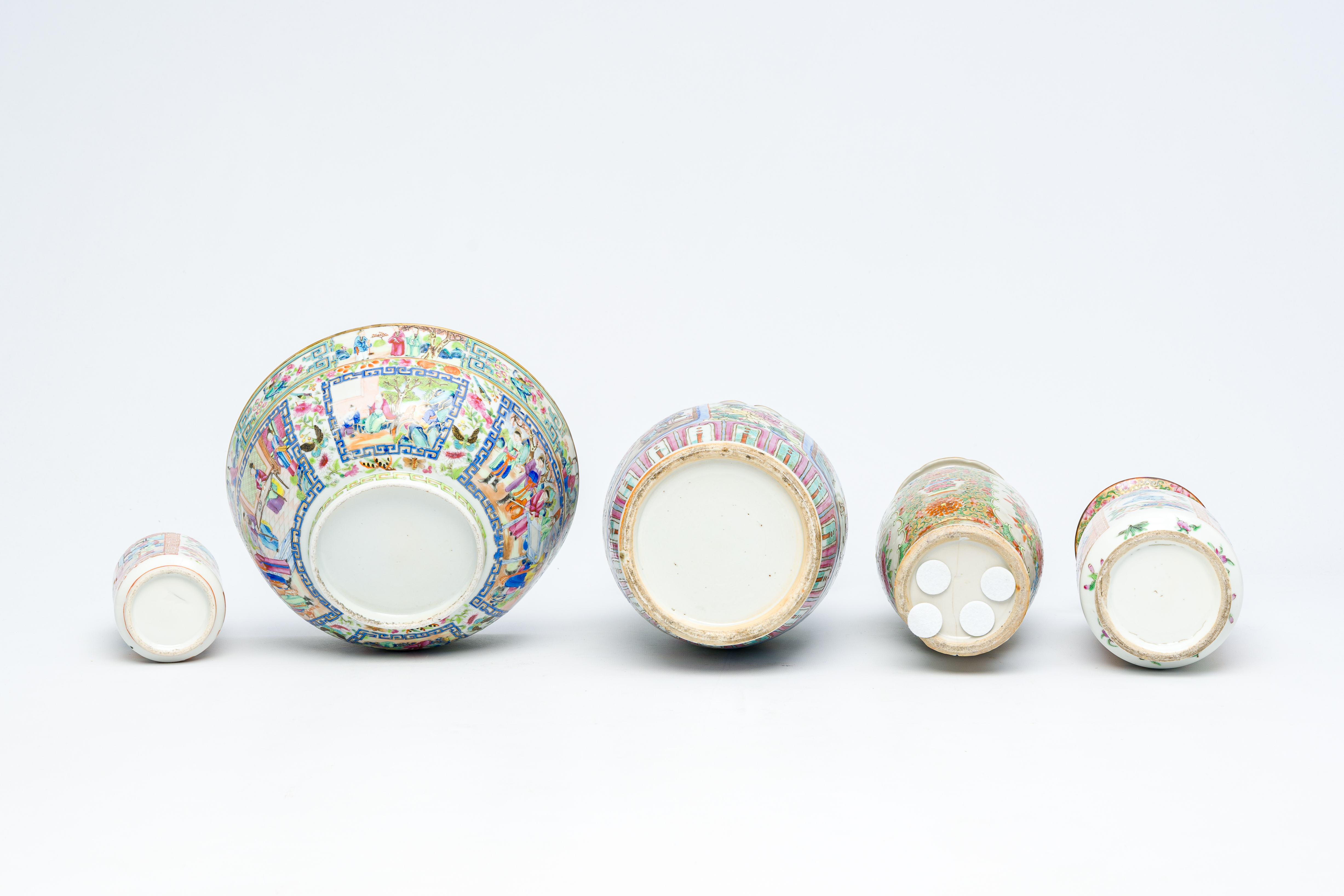 Four Chinese Canton famille rose vases and a bowl, 19th C. - Image 7 of 7