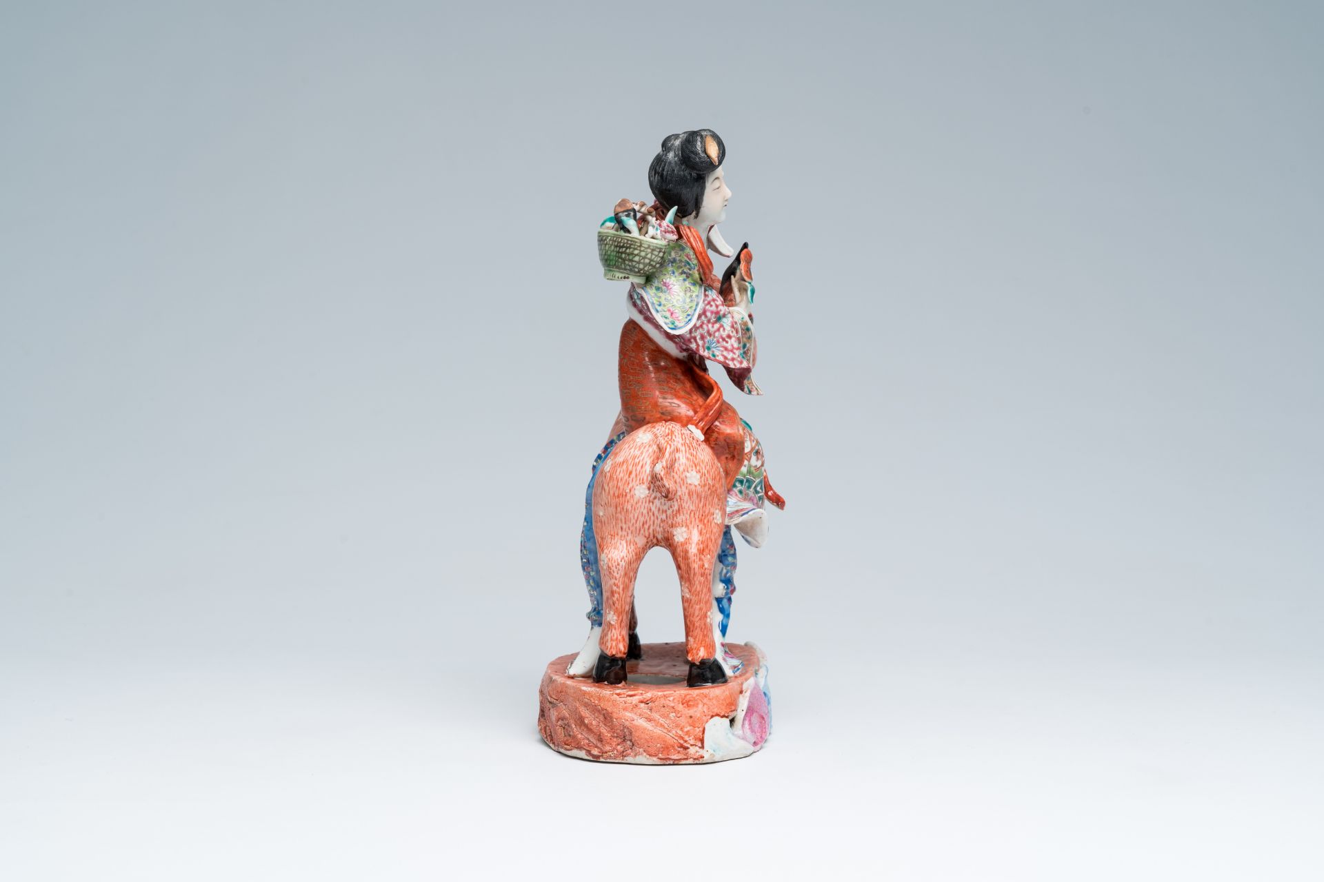 A Chinese famille rose 'Magu and deer' group, 19th/20th C. - Bild 9 aus 14