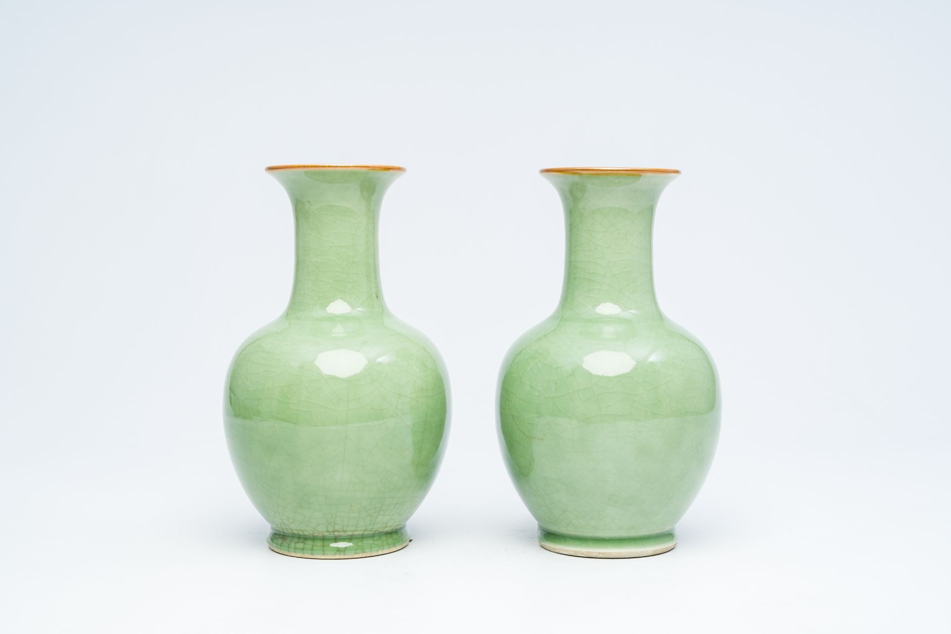 A pair of Chinese celadon-glazed bottle vases, 20th C. - Bild 4 aus 12