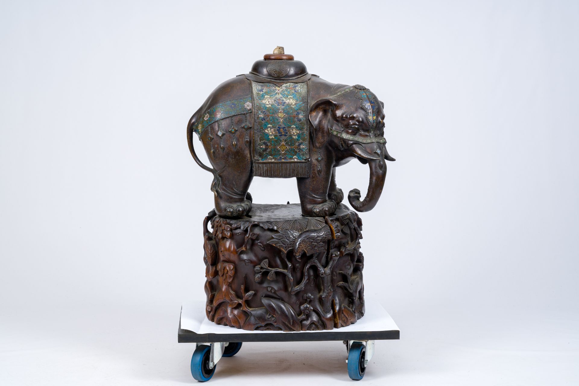 A large Japanese bronze and champleve enamel elephant on a carved wood base, Meiji, 19th C. - Bild 2 aus 11