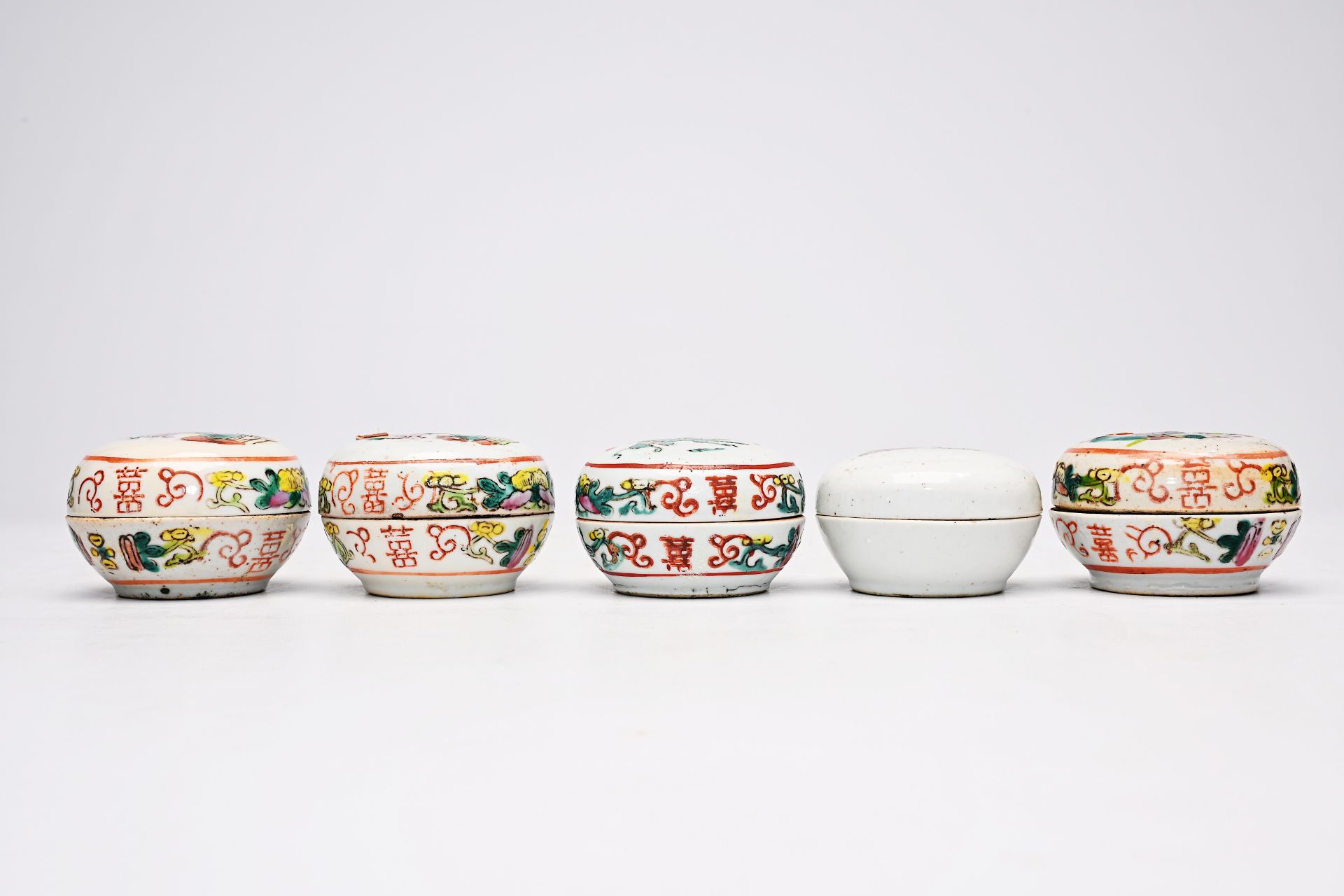 A varied collection of Chinese famille rose and qianjiang cai porcelain, 19th/20th C. - Image 43 of 58