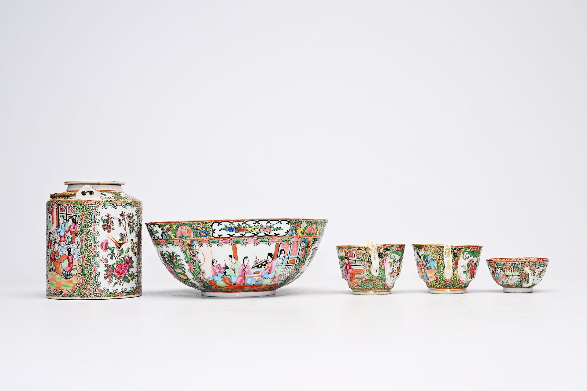 A Chinese Canton famille rose seventeen-part tea set and a bowl with palace scenes and floral design - Bild 3 aus 20
