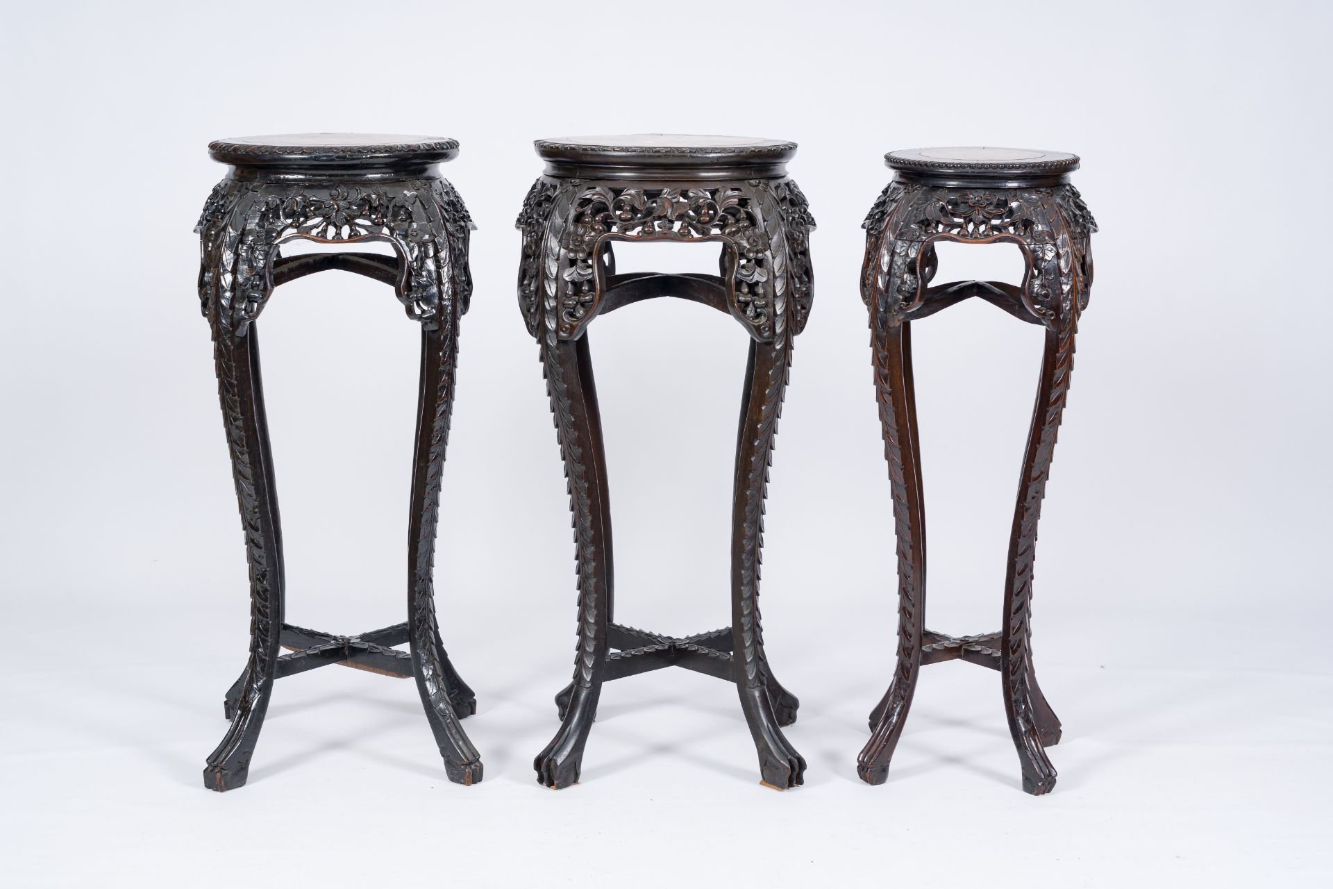 Three Chinese reticulated hardwood stands with marble tops, 20th C. - Bild 4 aus 7