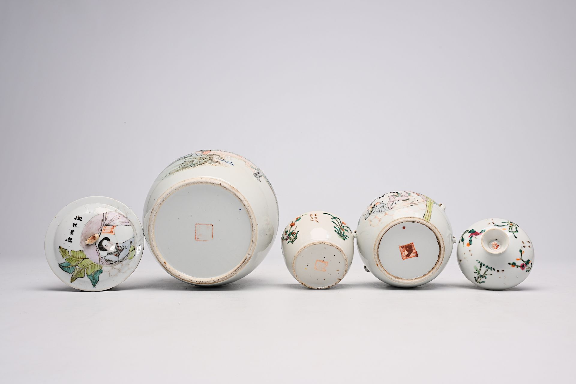 A varied collection of Chinese famille rose and qianjiang cai porcelain, 19th/20th C. - Bild 14 aus 58