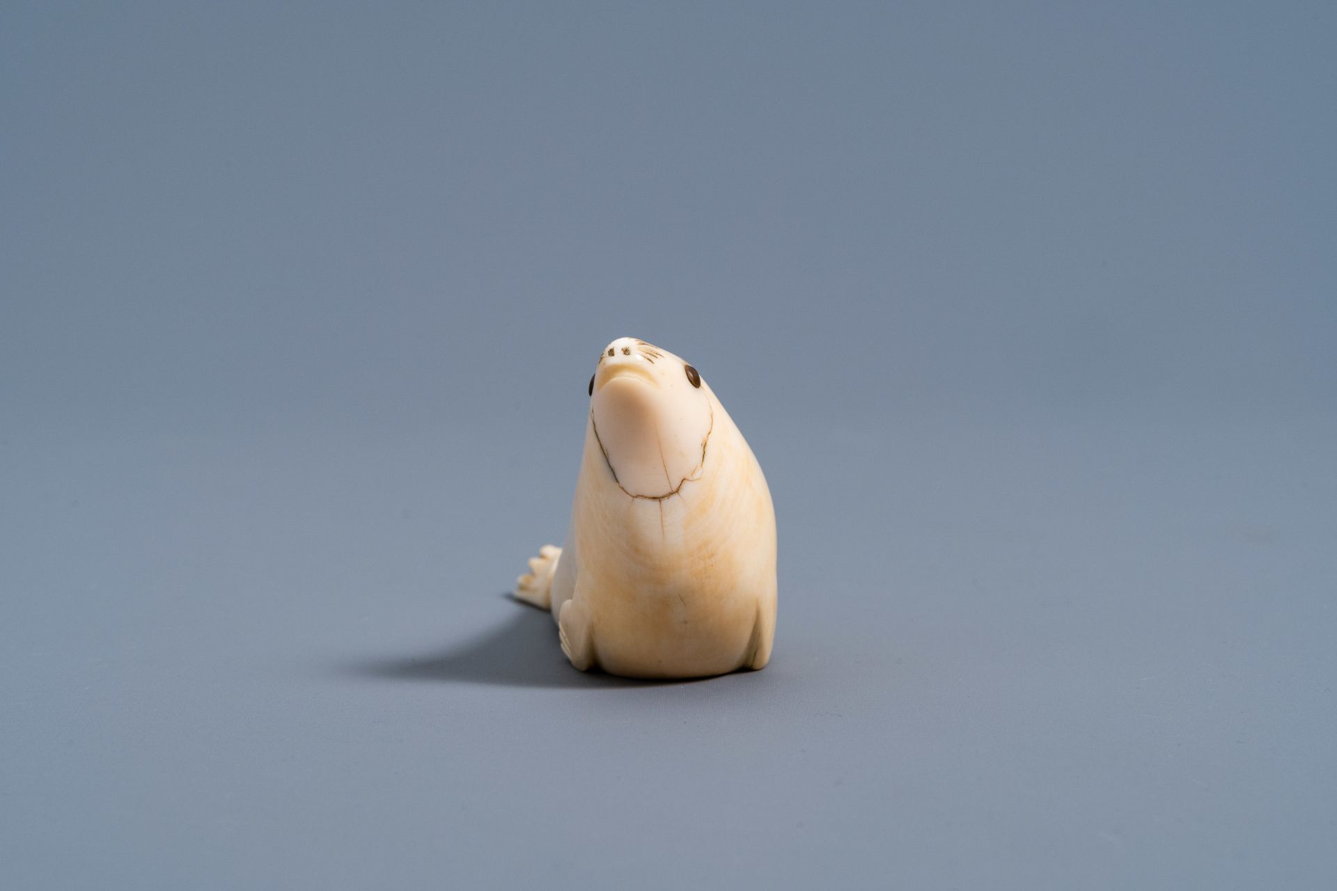 An Inuit carved whale ivory figure of a seal, Canada or Alaska, 19th C. - Bild 4 aus 11