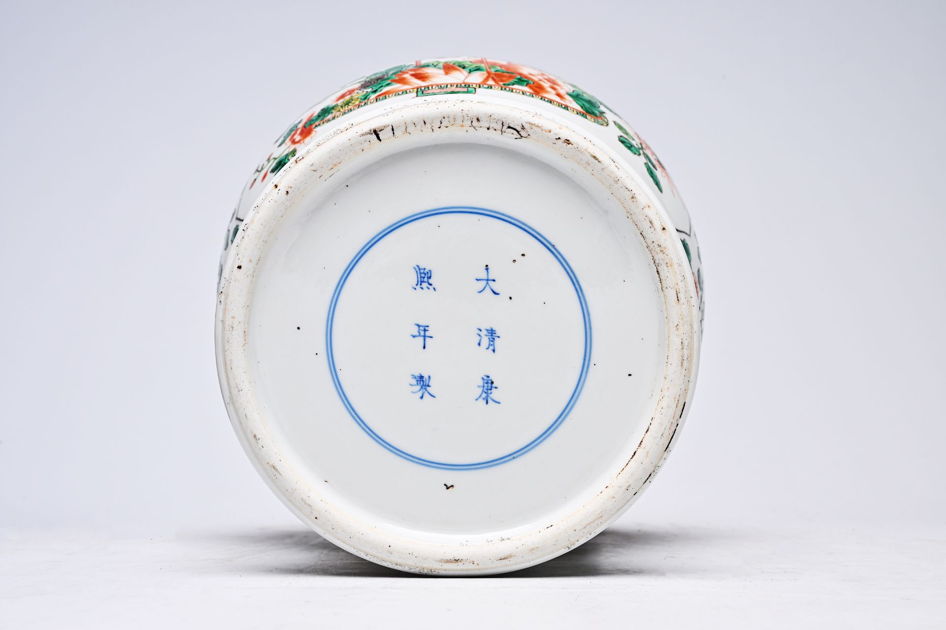 A Chinese famille verte 'flower basket' vase and cover, Kangxi mark, 19th C. - Bild 7 aus 7
