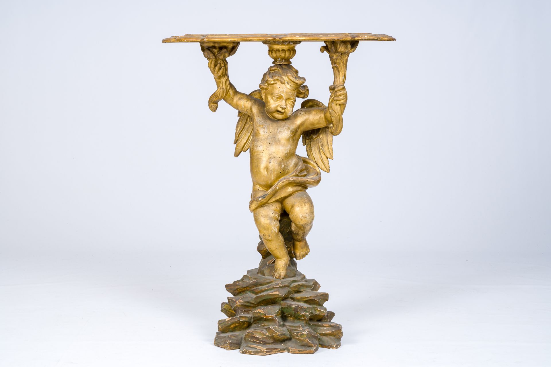 A gilt and polychrome decorated wood wall console in the shape of an angel standing on a rock, 18th - Bild 2 aus 7