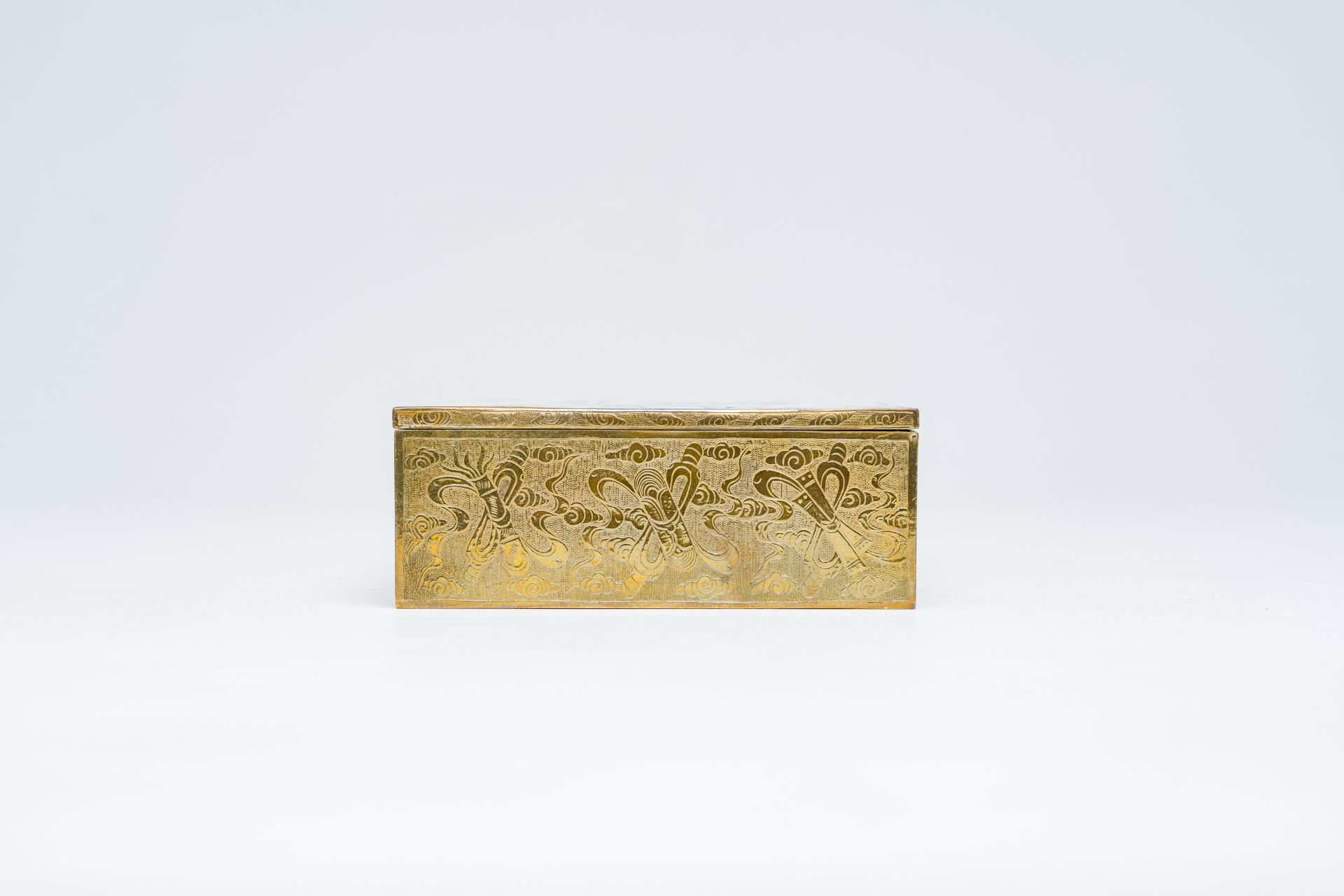 A Chinese famille rose plaque mounted in an engraved copper box, Republic - Bild 7 aus 11