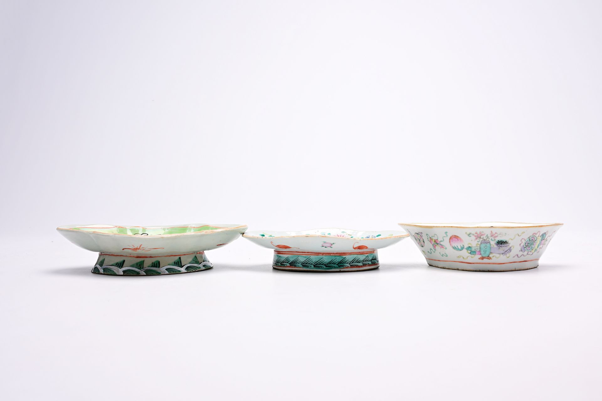 A varied collection of Chinese famille rose and qianjiang cai porcelain, 19th/20th C. - Image 25 of 40