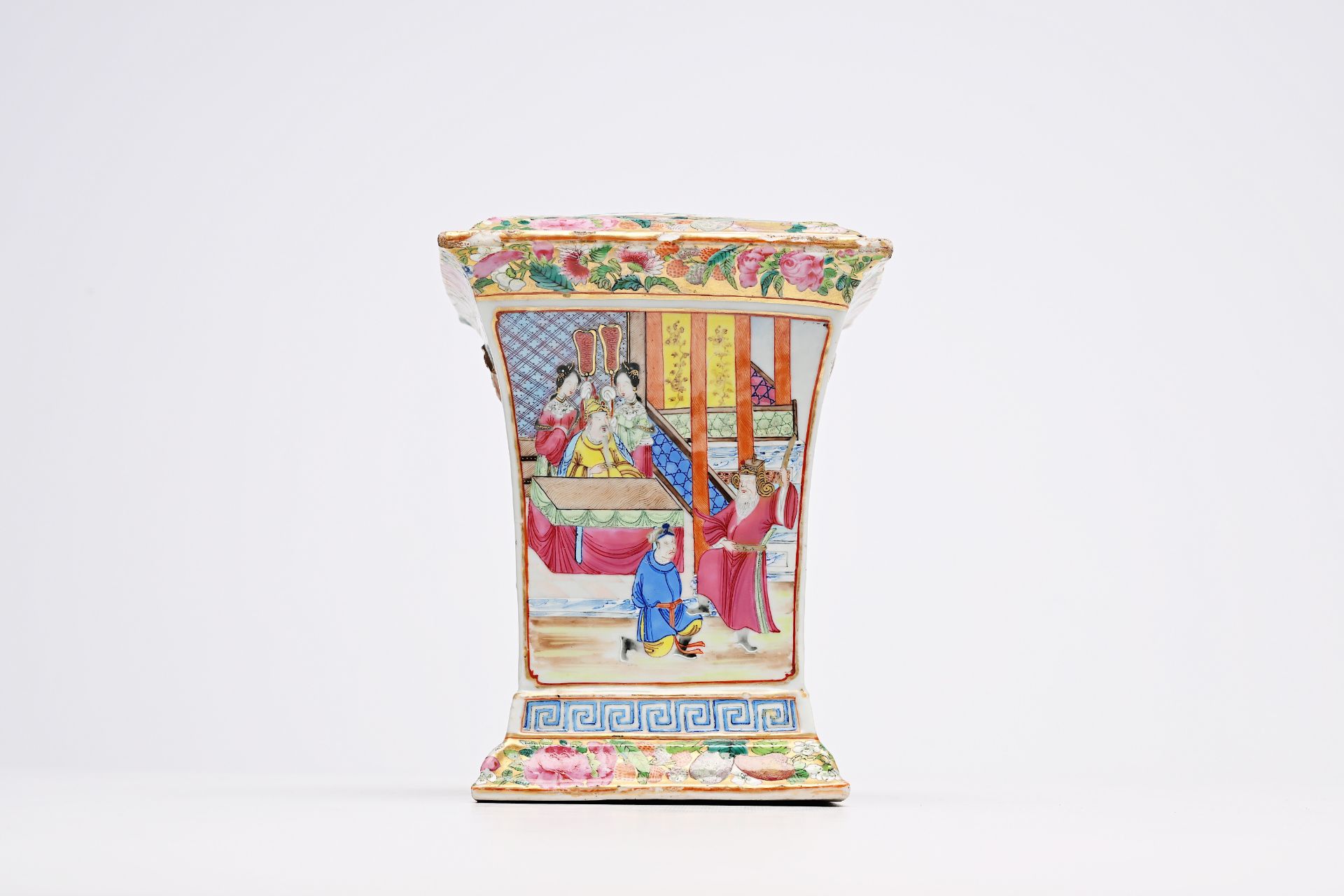 A square Chinese Canton famille rose flower holder with palace scenes and eight various plates and d - Bild 6 aus 11