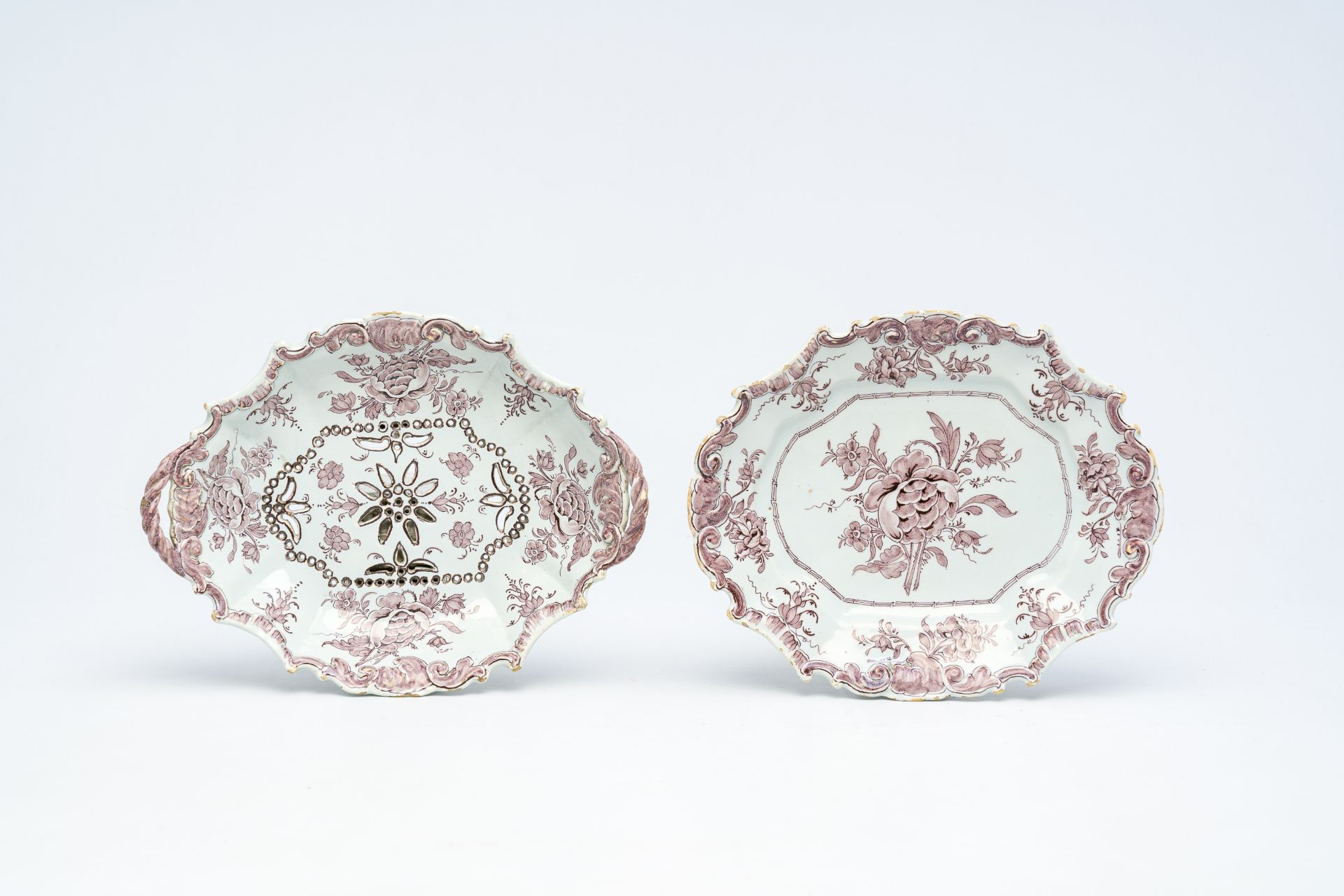 A Dutch Delft manganese strawberry dish on stand, 18th C. - Image 2 of 3