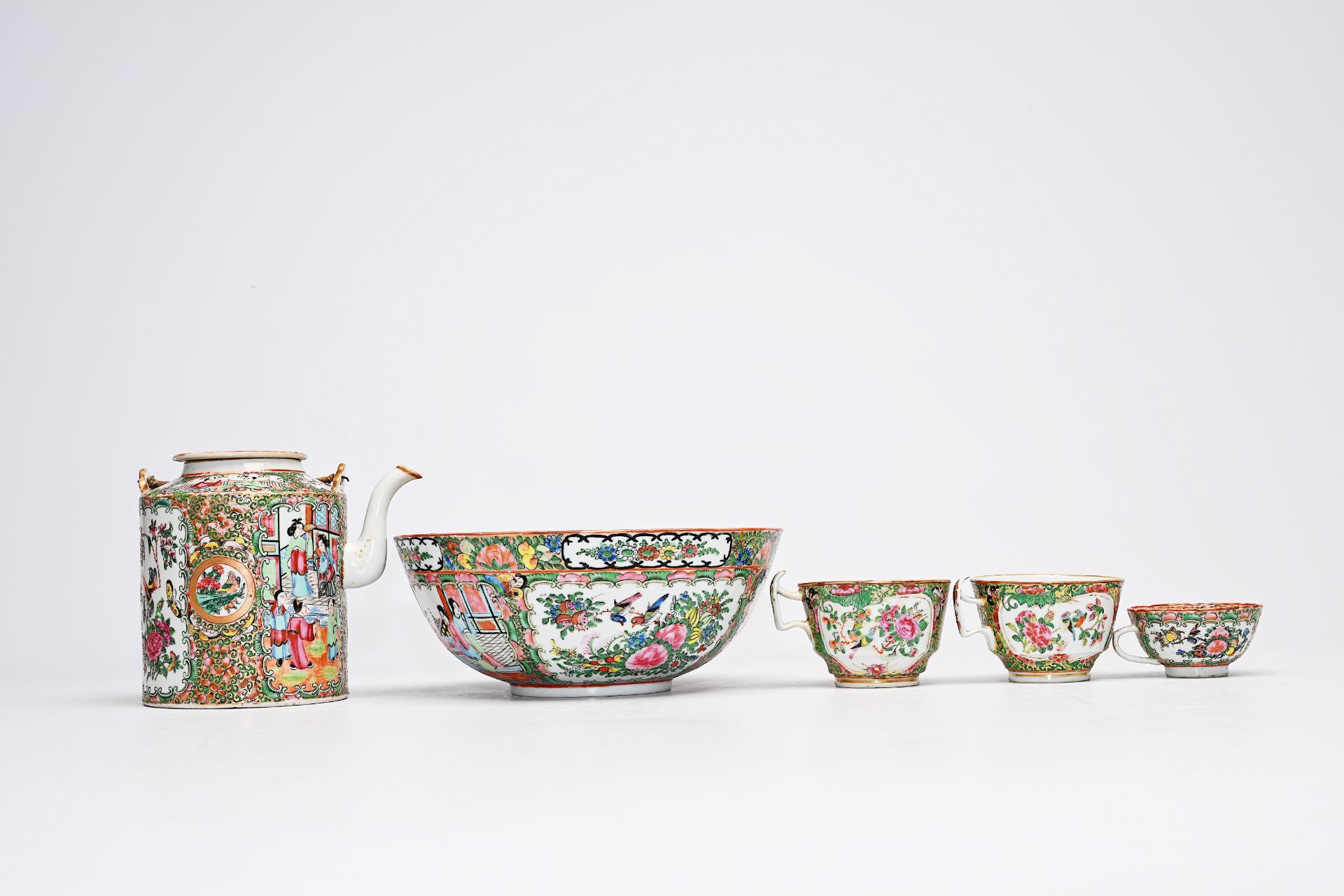 A Chinese Canton famille rose seventeen-part tea set and a bowl with palace scenes and floral design - Bild 4 aus 20