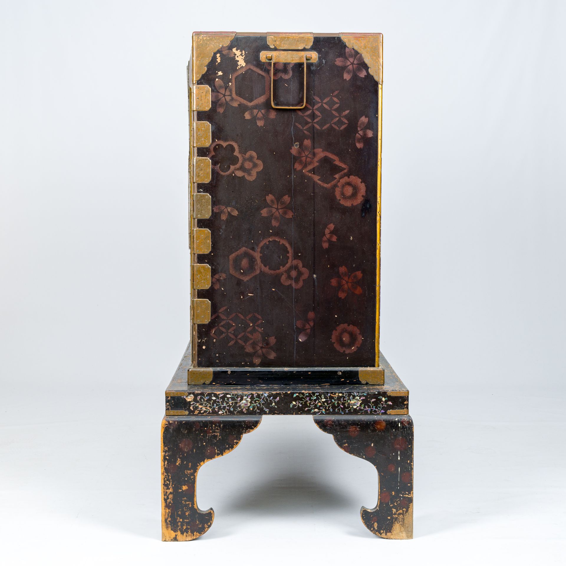 A Japanese lacquer cabinet on mother-of-pearl-inlaid stand, Meiji, 19th C. - Image 11 of 14