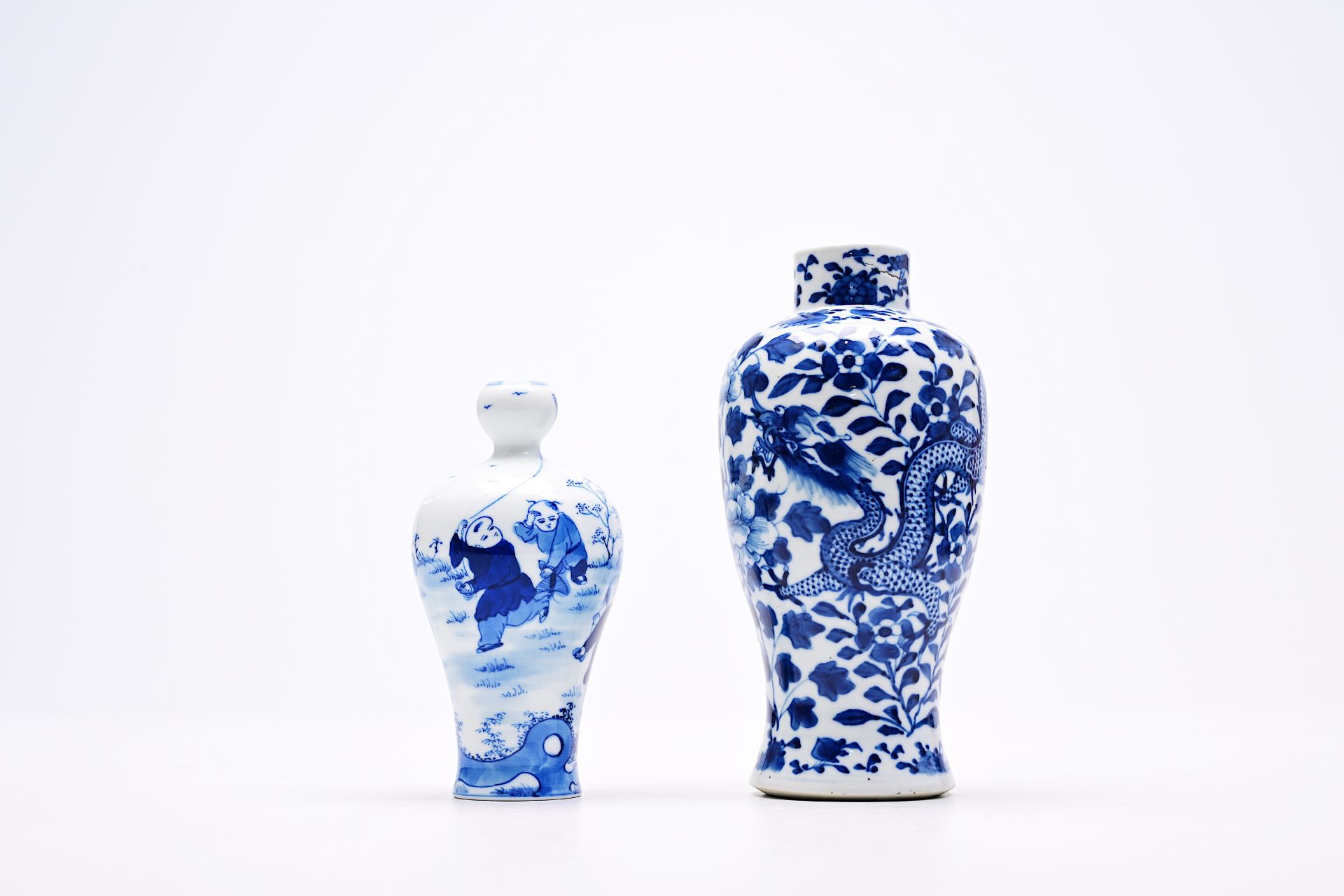 A varied collection of Chinese blue and white porcelain with floral design and figures in a landscap - Bild 17 aus 22