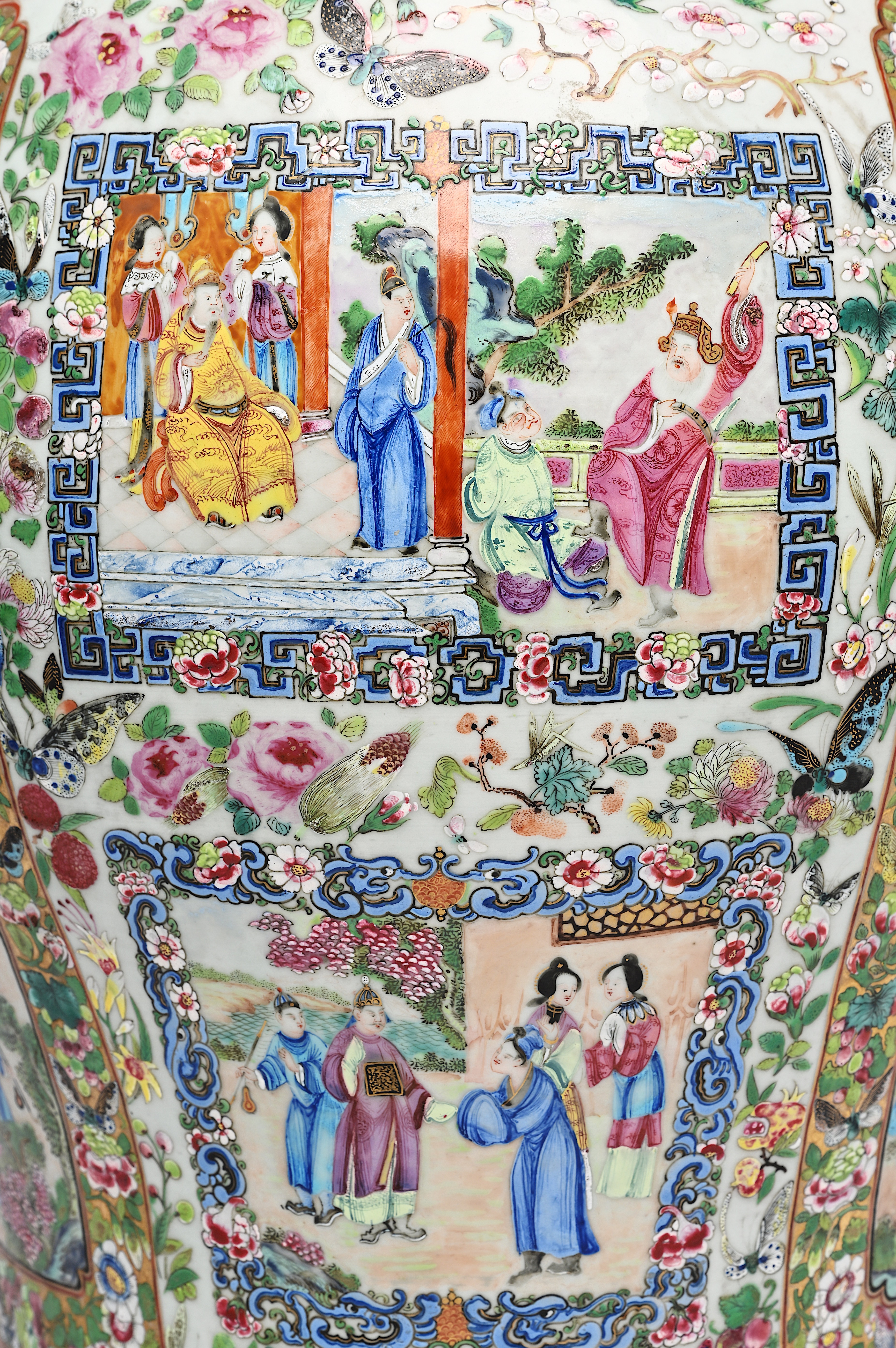 A fine Chinese Canton famille rose vase and cover with palace scenes and floral design, 19th C. - Image 4 of 9