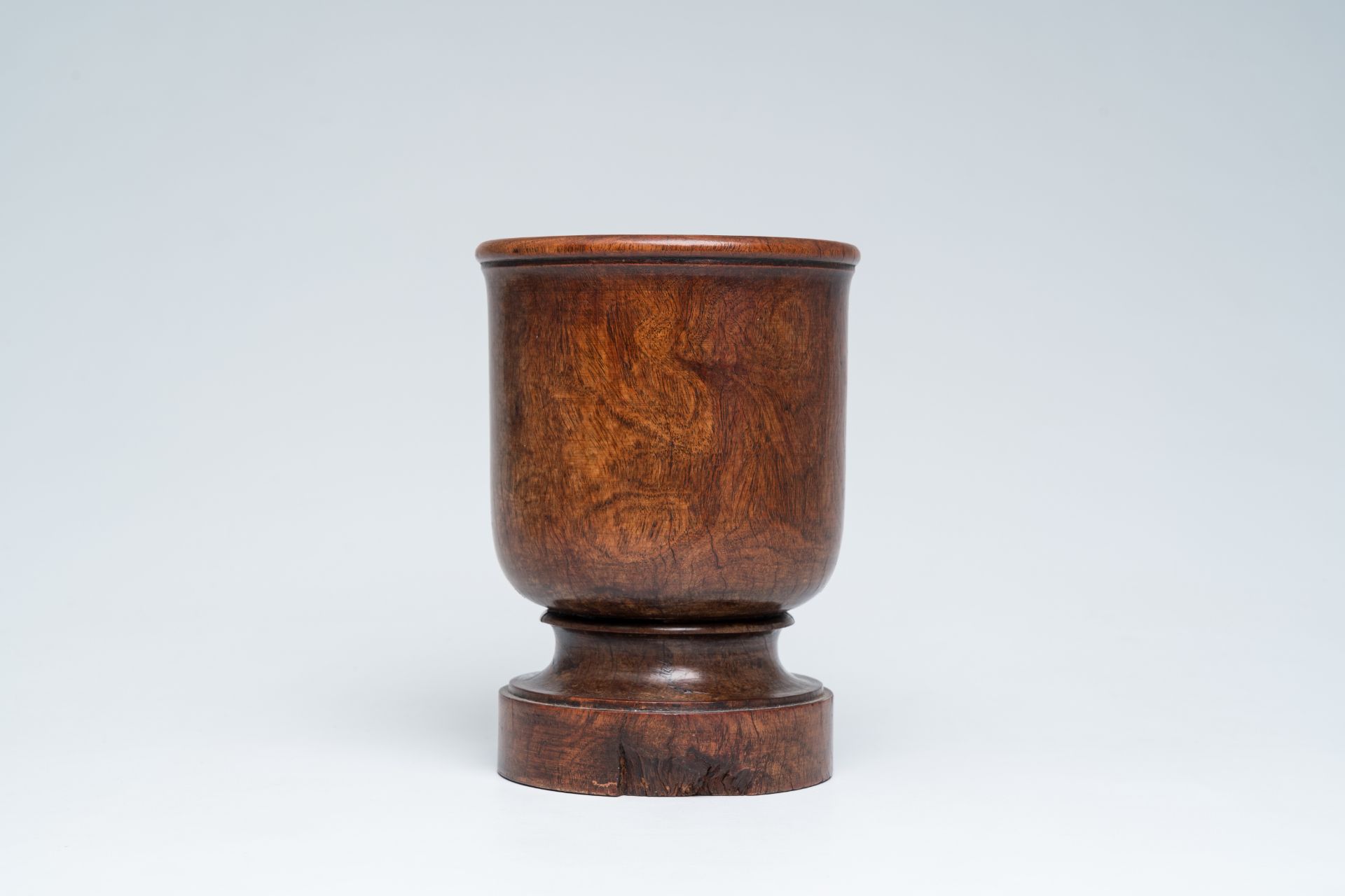 An English turned burl wood 'Queen Anne' mortar and pestle, 18th C. - Image 6 of 11