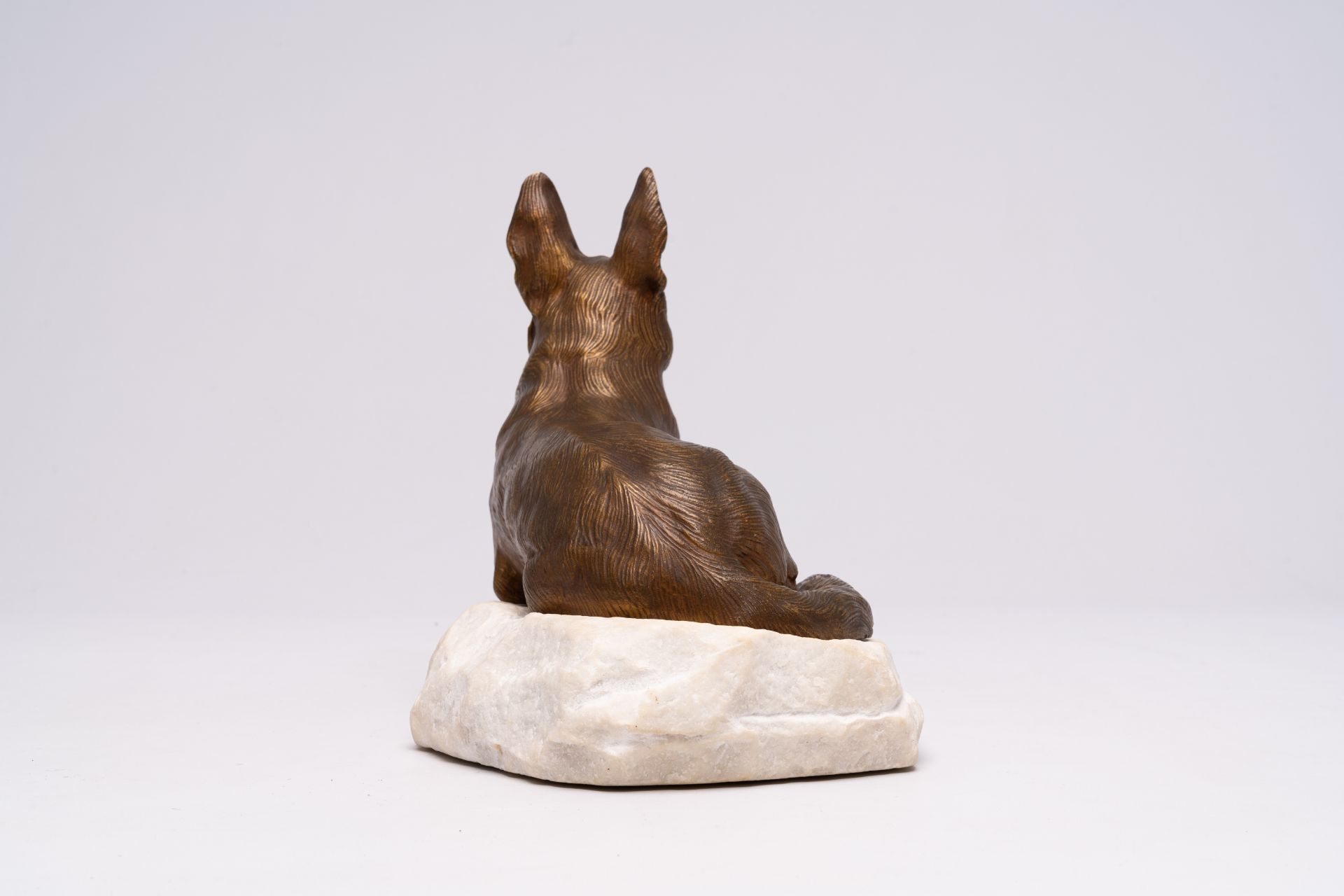 Bartelier (19th/20th C.): Sheepdog, brown patinated bronze on a white marble base - Image 5 of 8