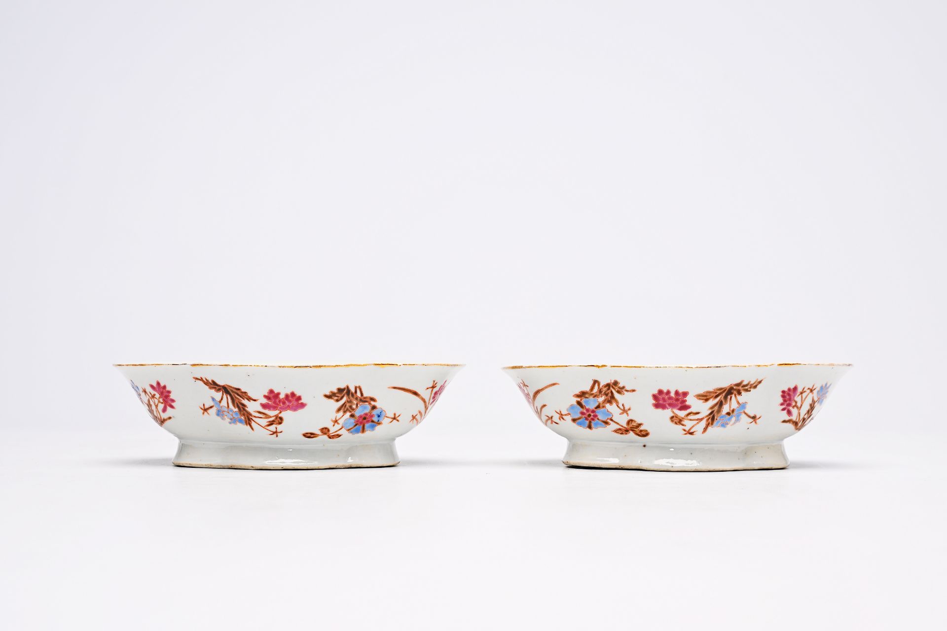 A pair of Chinese lobed famille rose bowls with floral design, 19th C. - Bild 9 aus 24