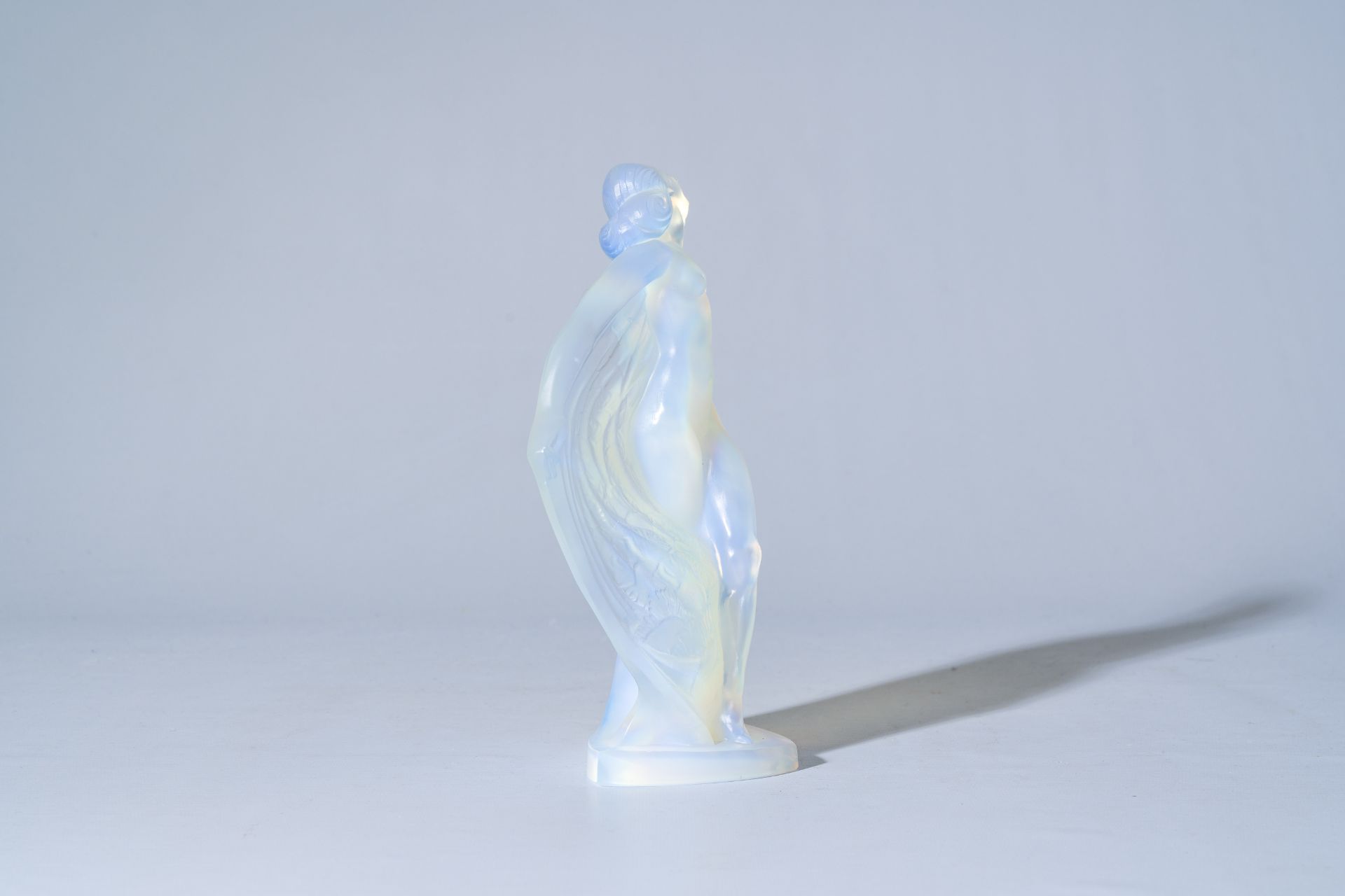 A French Sabino opalescent glass figurine of Isadora Duncan, 20th C. - Image 5 of 13