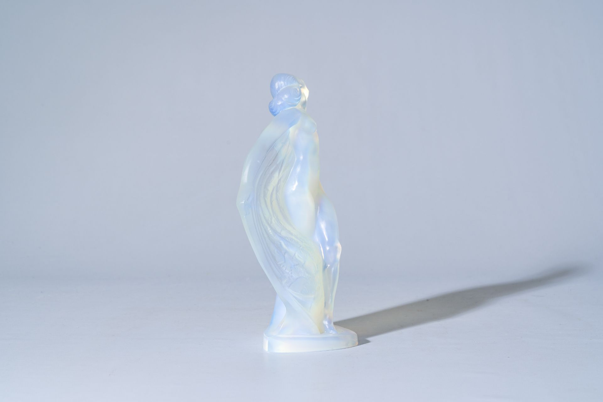 A French Sabino opalescent glass figurine of Isadora Duncan, 20th C. - Bild 5 aus 13