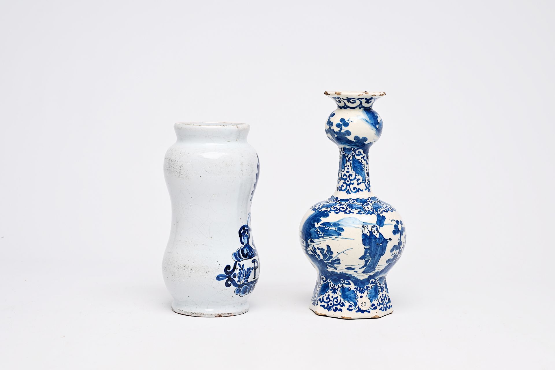 A varied collection of blue, white and polychrome earthenware items, Delft, France and Spain, 18th/1 - Bild 13 aus 18