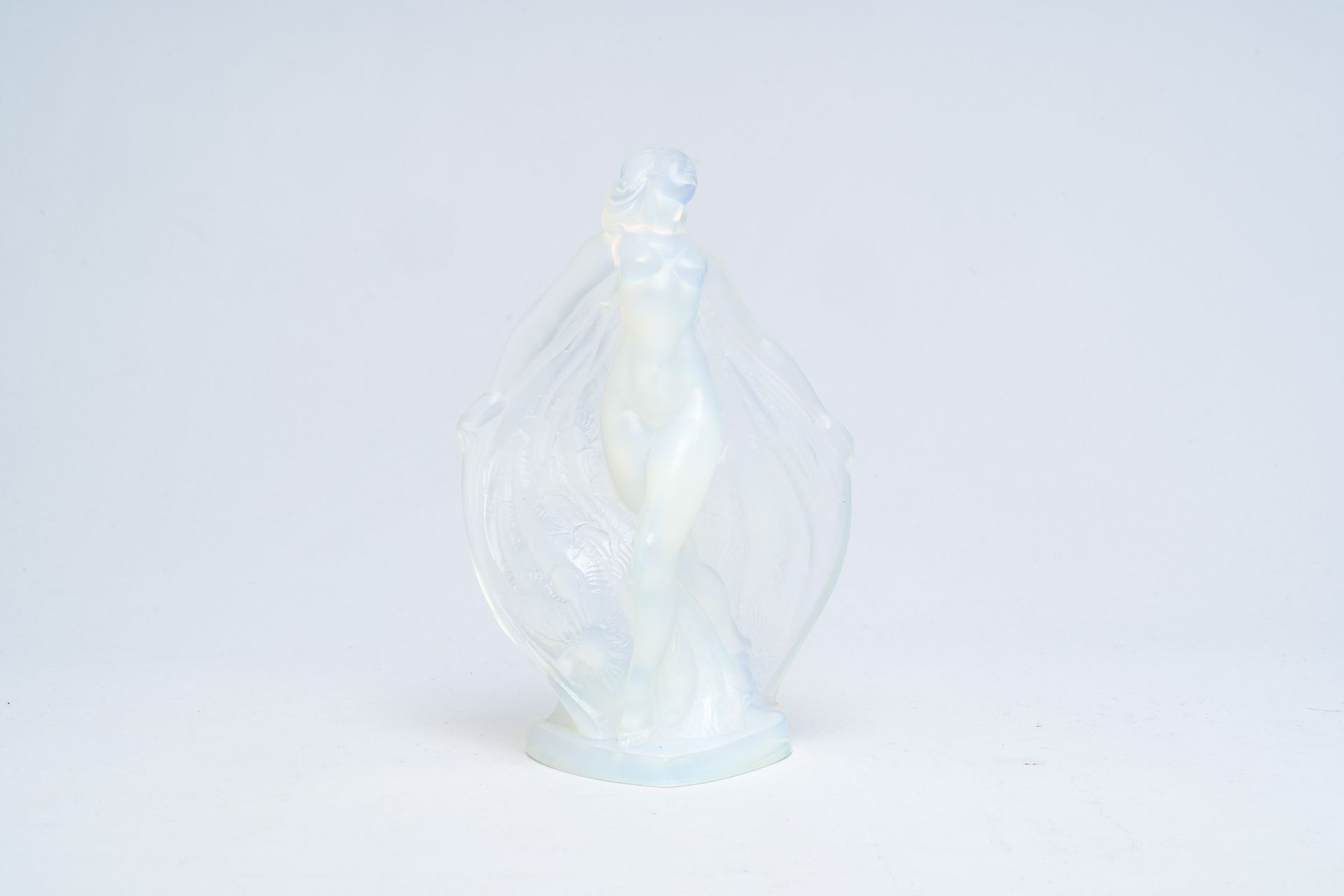 A French Sabino opalescent glass figurine of Isadora Duncan, 20th C. - Image 8 of 13