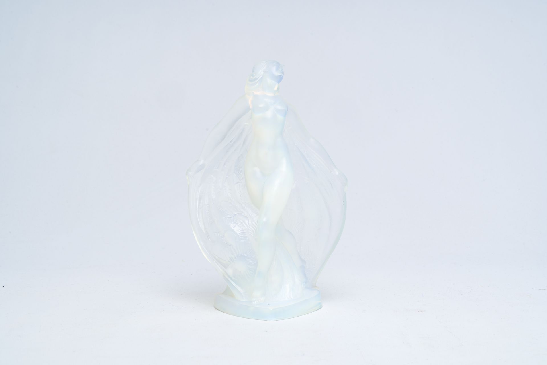 A French Sabino opalescent glass figurine of Isadora Duncan, 20th C. - Bild 8 aus 13