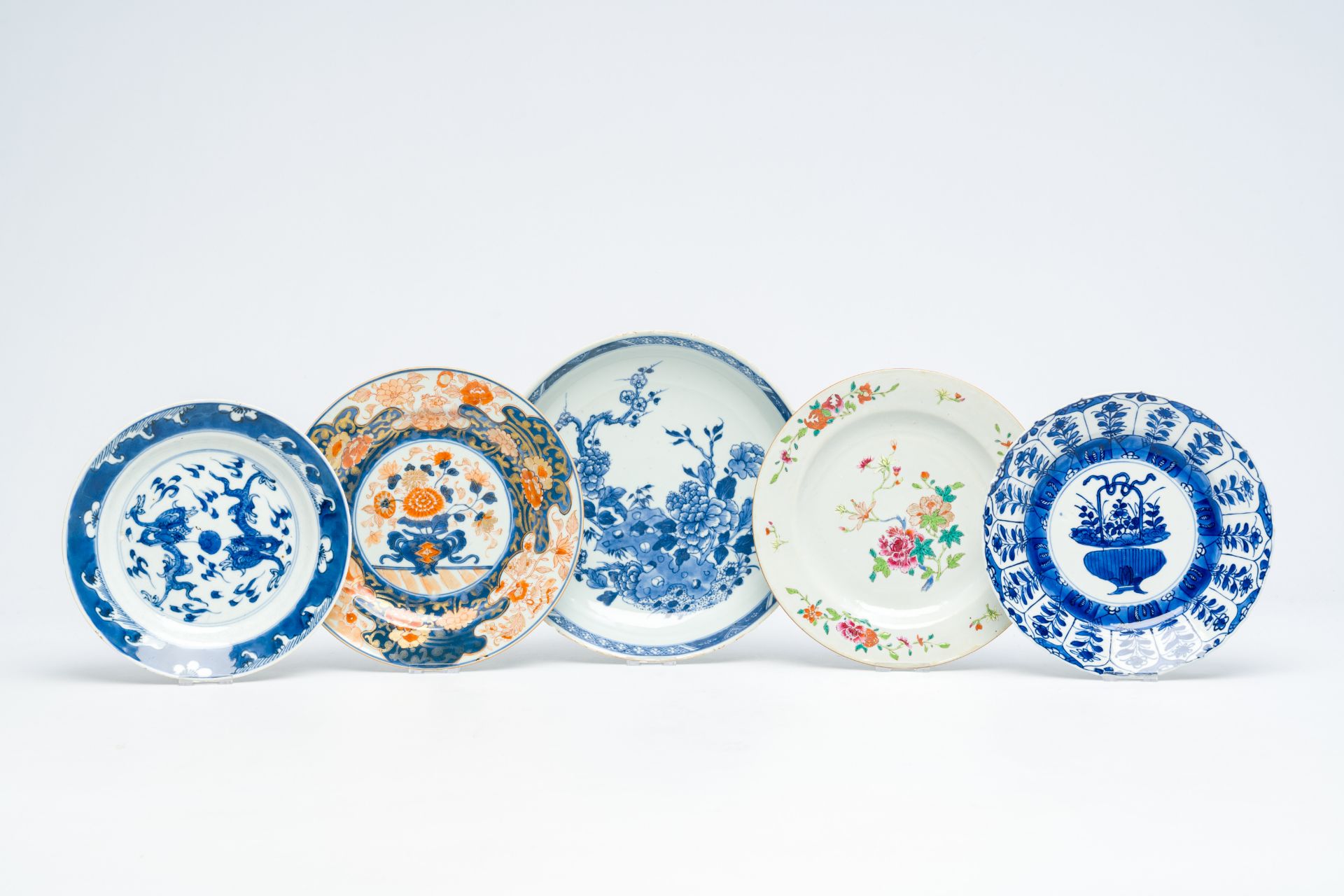 Five Chinese blue and white, famille rose and Imari-style plates, Kangxi/Qianlong