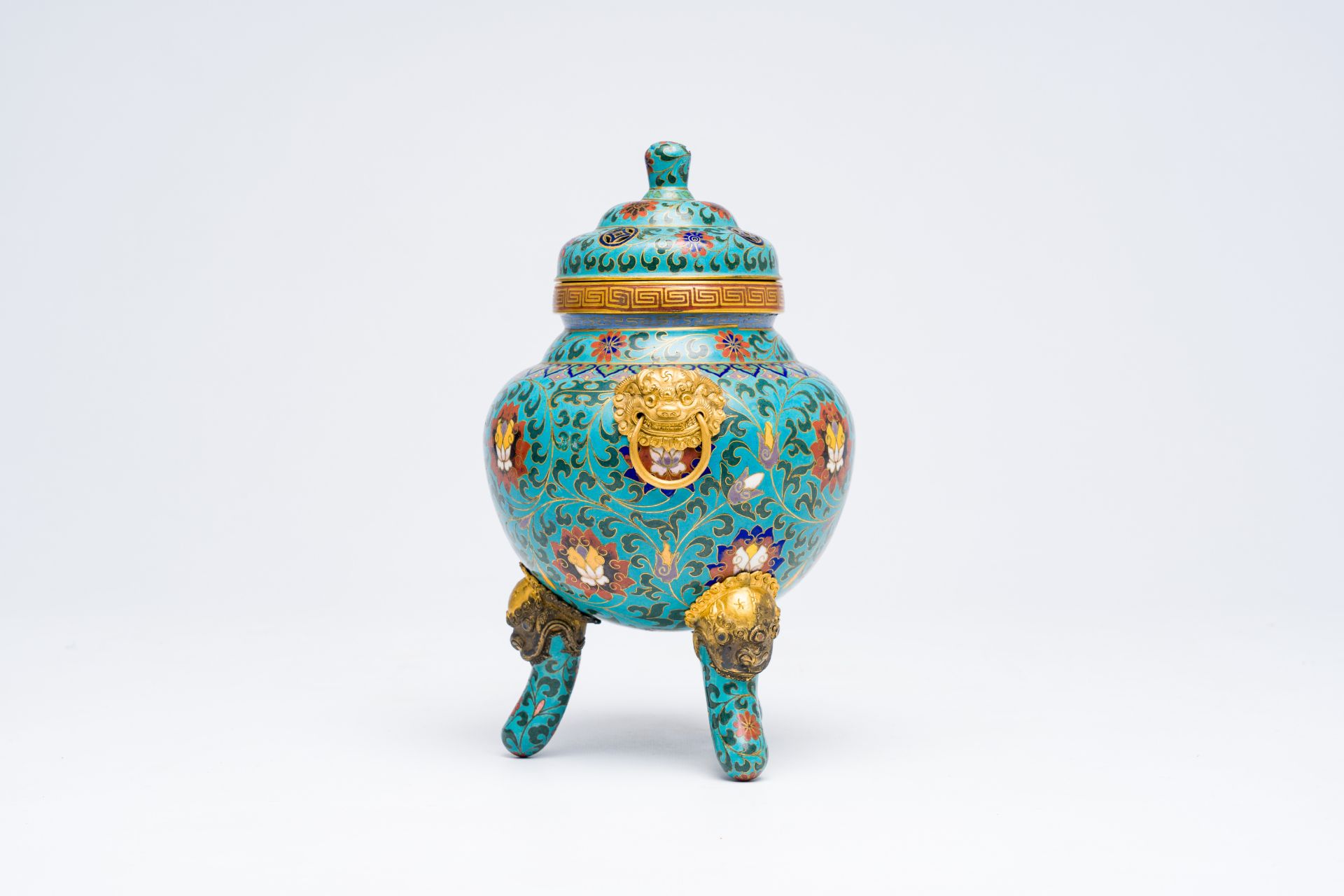A Chinese cloisonne tripod censer with reticulated cover, 19th/20th C. - Image 2 of 6