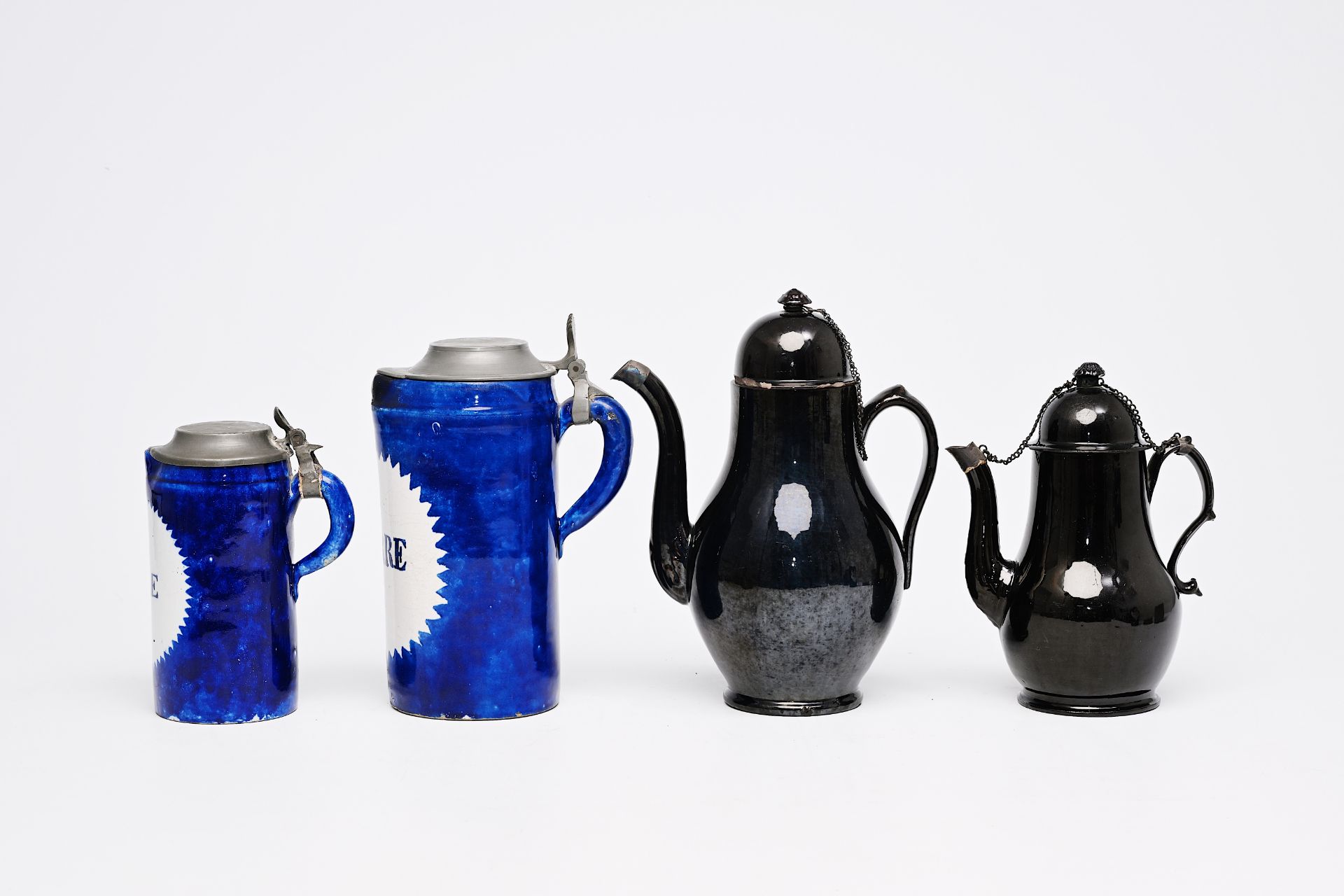 Seven blue and white Brussels faience beer mugs and two black-glazed Namur pottery ewers, 18th/19th - Bild 2 aus 15