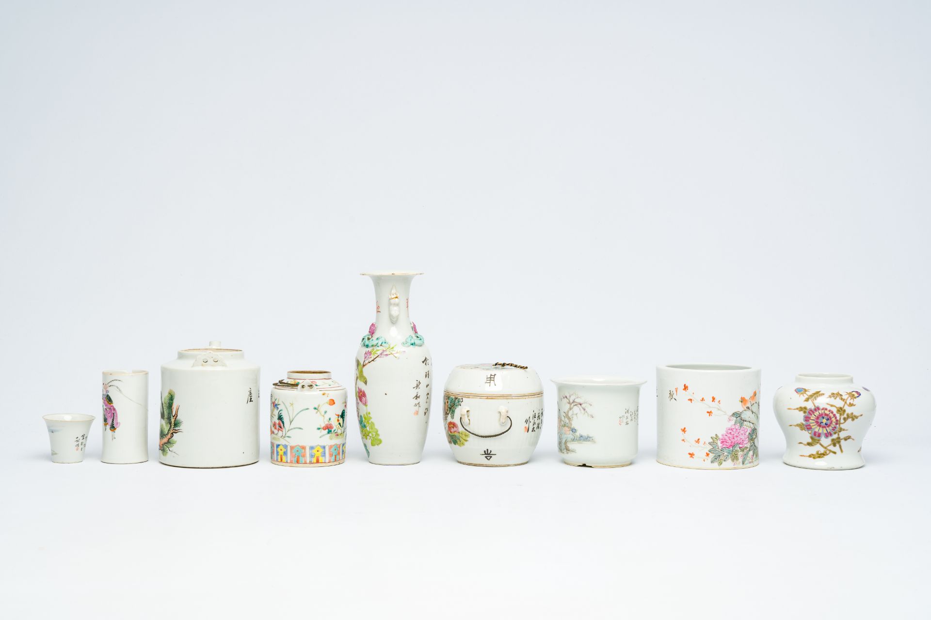 A varied collection of Chinese qianjiang cai and famille rose porcelain, 19th/20th C. - Image 6 of 10