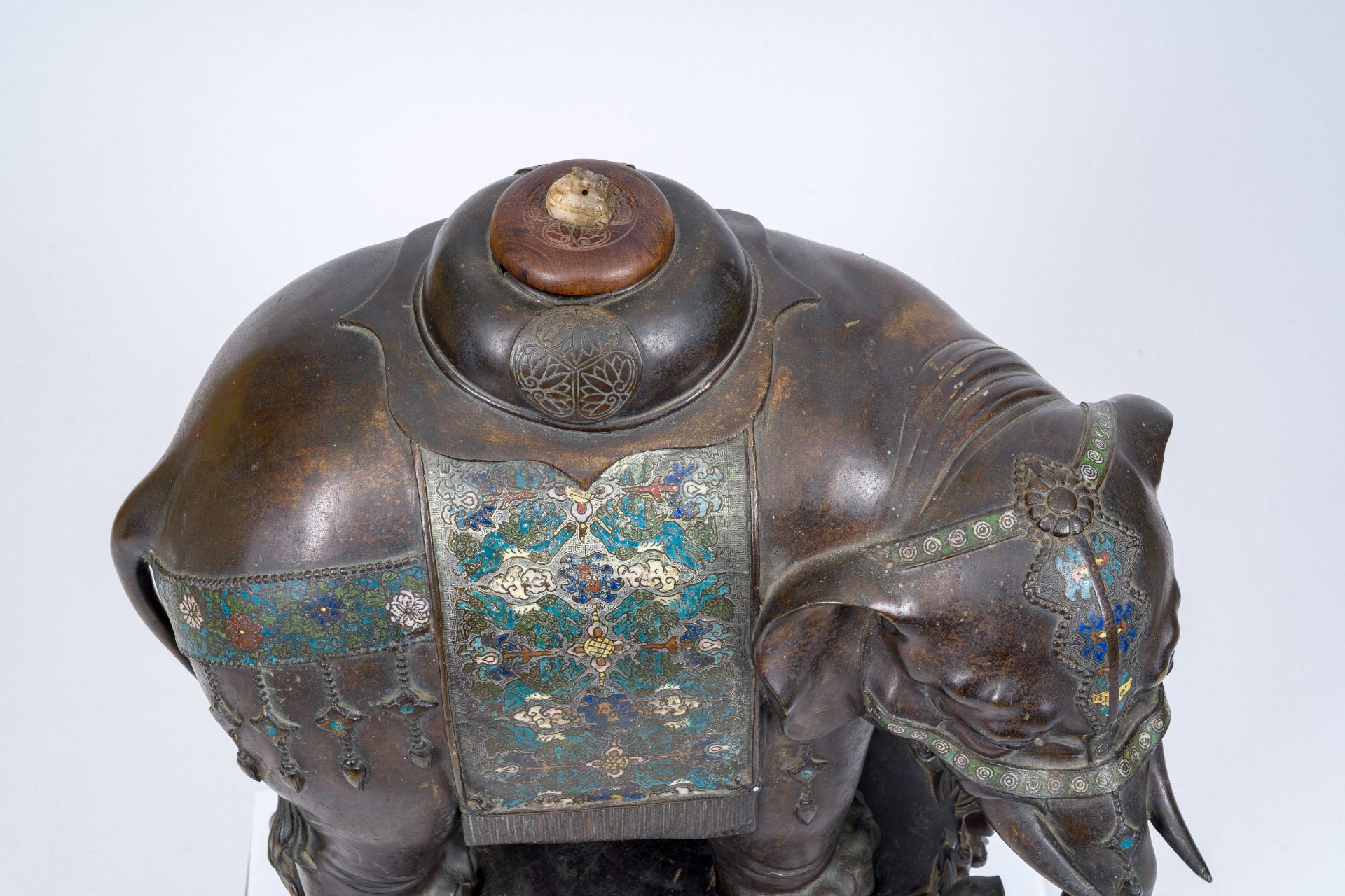 A large Japanese bronze and champleve enamel elephant on a carved wood base, Meiji, 19th C. - Bild 9 aus 11